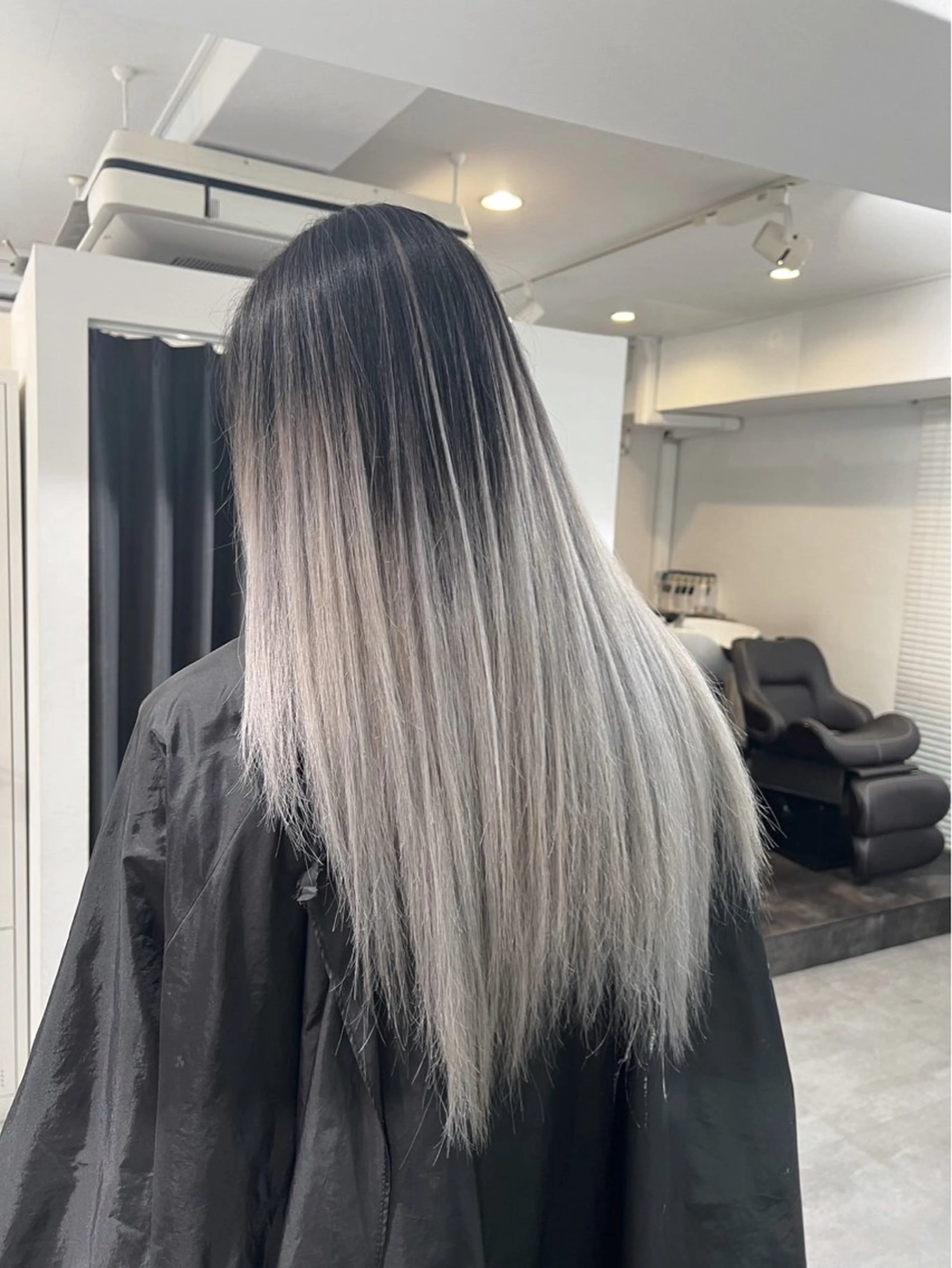 ロング カラー バレイヤージュ シルバー ホワイトシルバー レイヤーカット ヘアカラー ROBIN所属・指名数No.1 /NAOYAのヘアスタイル