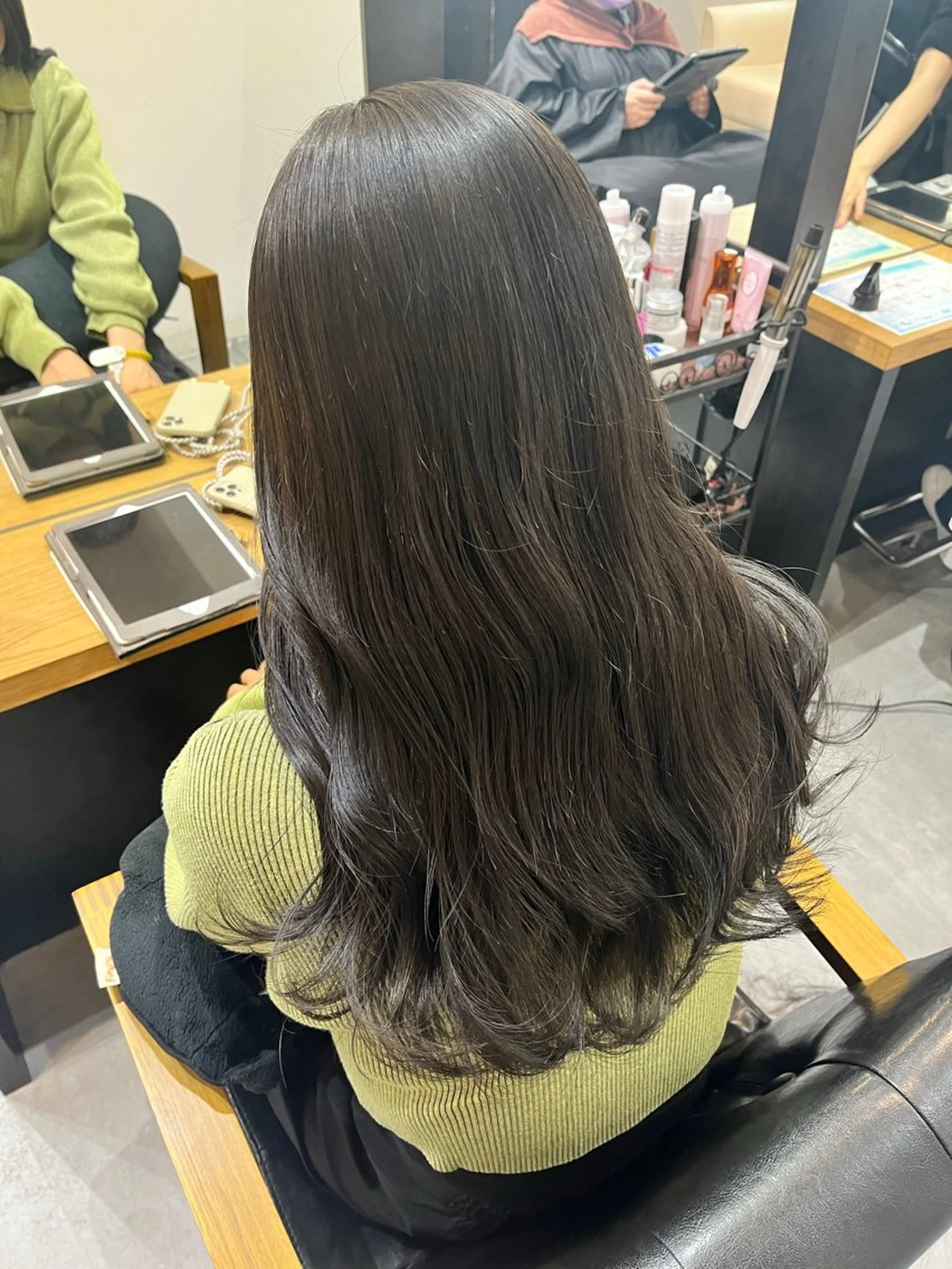 セミロング カラー グレージュ オリーブグレージュ オリーブグレー 透明感カラー ｜ベー ジュ｜齊藤ひなののヘアスタイル