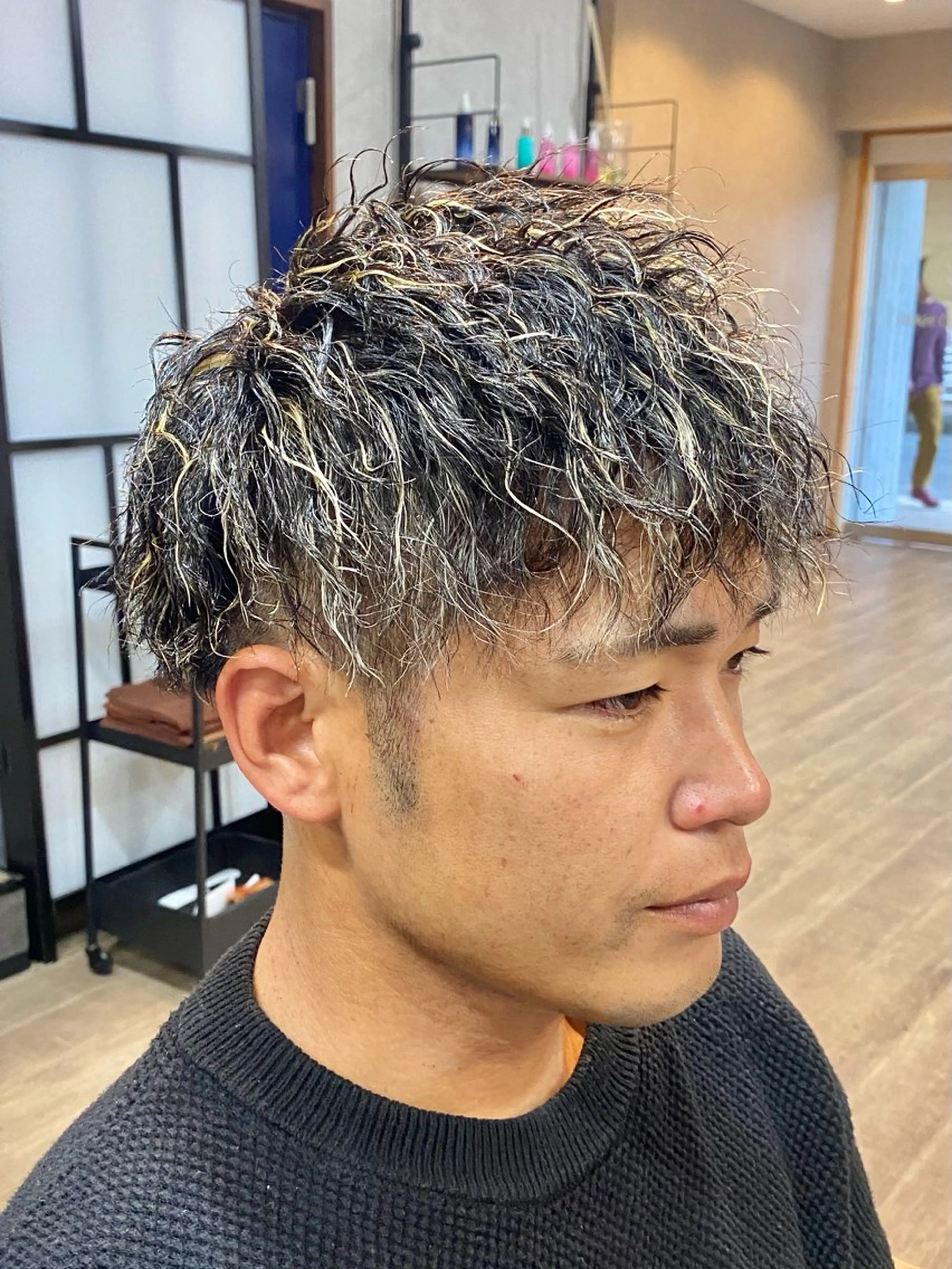 ショート カラー パーマ メンズ メンズハイライト メンズパーマ ツイストスパイラルパーマ ハイライトカラー ハイライト カット パーマ 田口 慎士のヘアスタイル