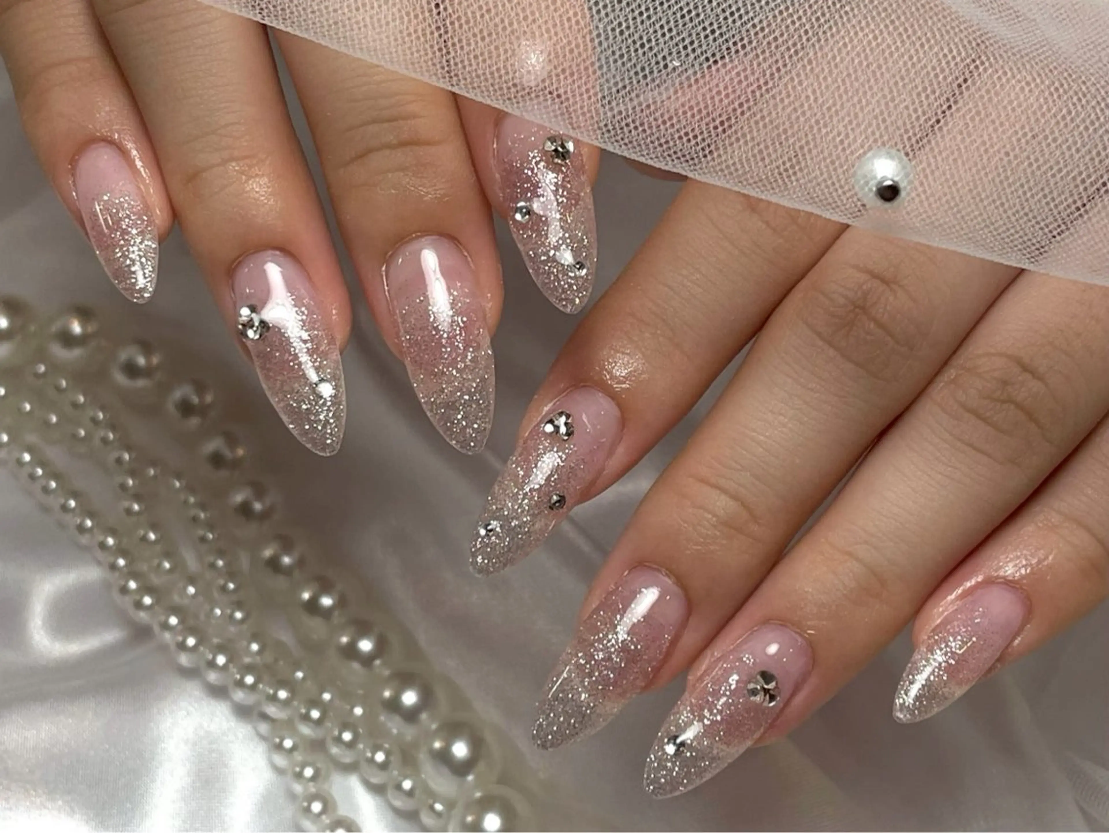 ネイル グラデーション ラメ(グリッター) ラメグラデーション ストーンネイル ハンドネイル kazane 💅🏾💋のネイルデザイン