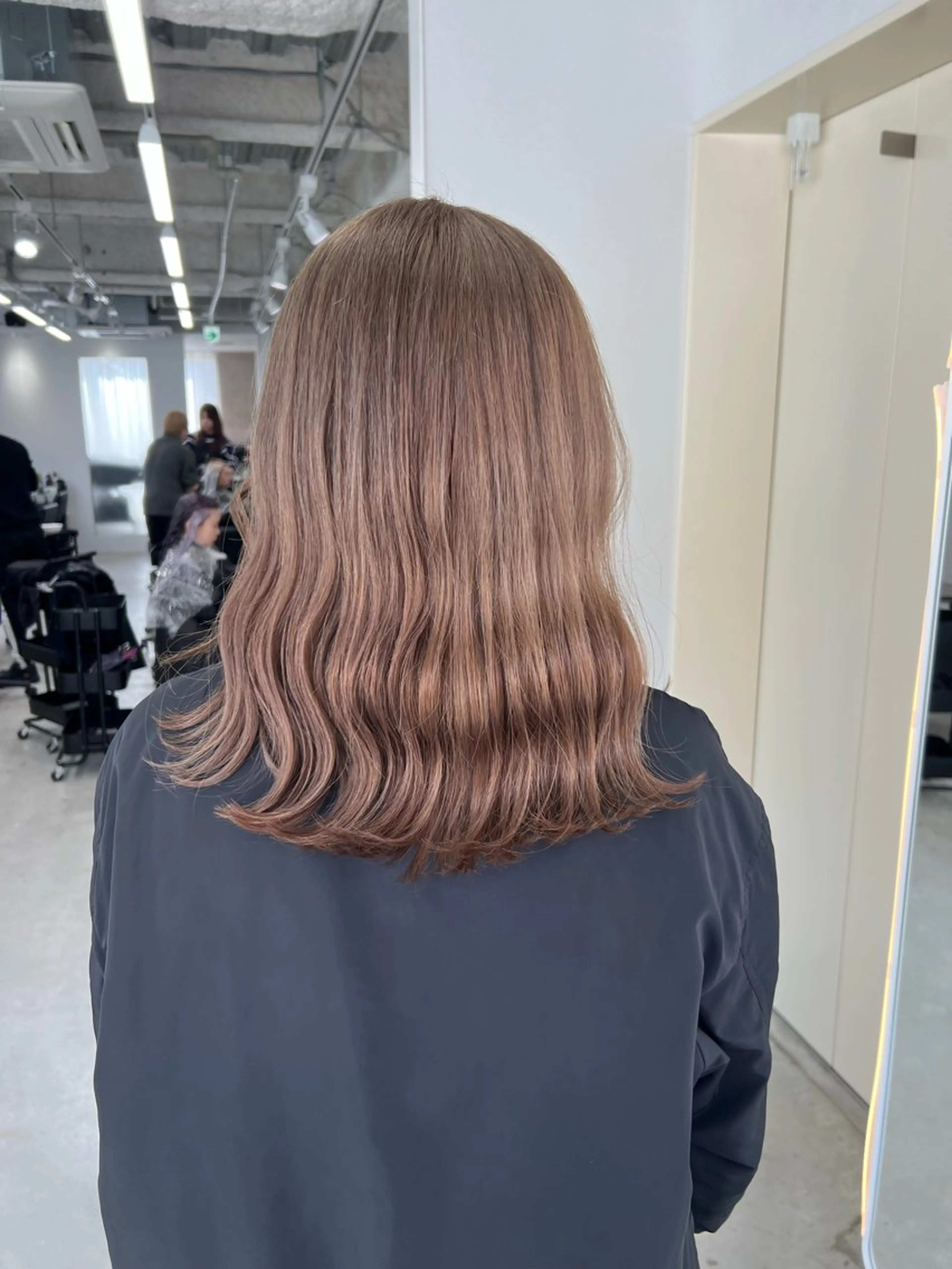 ミディアム カット ヘアカラー maya レイヤーカットのヘアスタイル