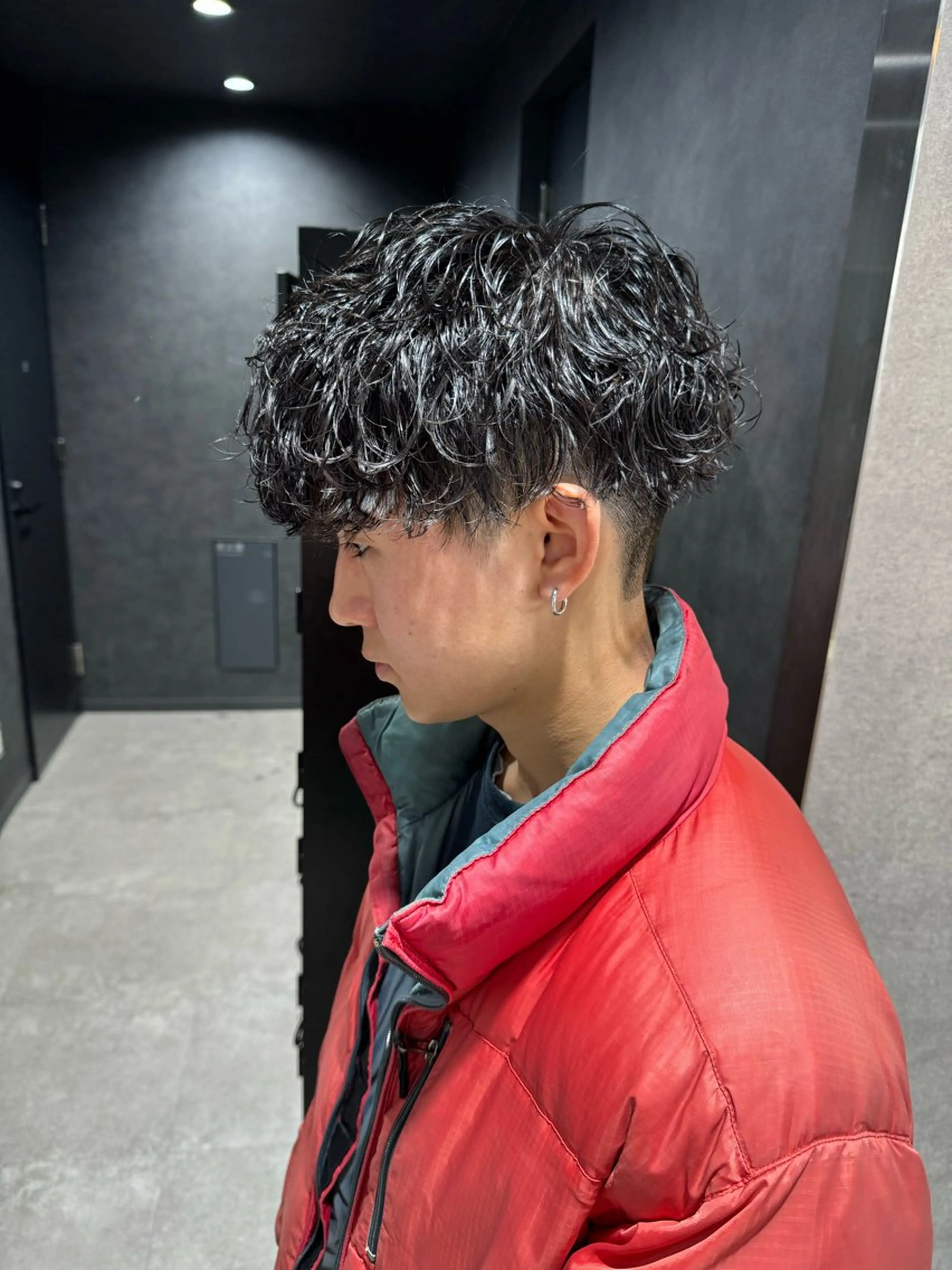 ショート カラー パーマ ヘアアレンジ メンズ メンズブリーチ センターパート メンズハイライト メンズハイトーン マッシュ カット パーマ トリートメント ヘッドスパ ヘアセット スパイキー/フェザー /波巻き/かいとのヘアスタイル