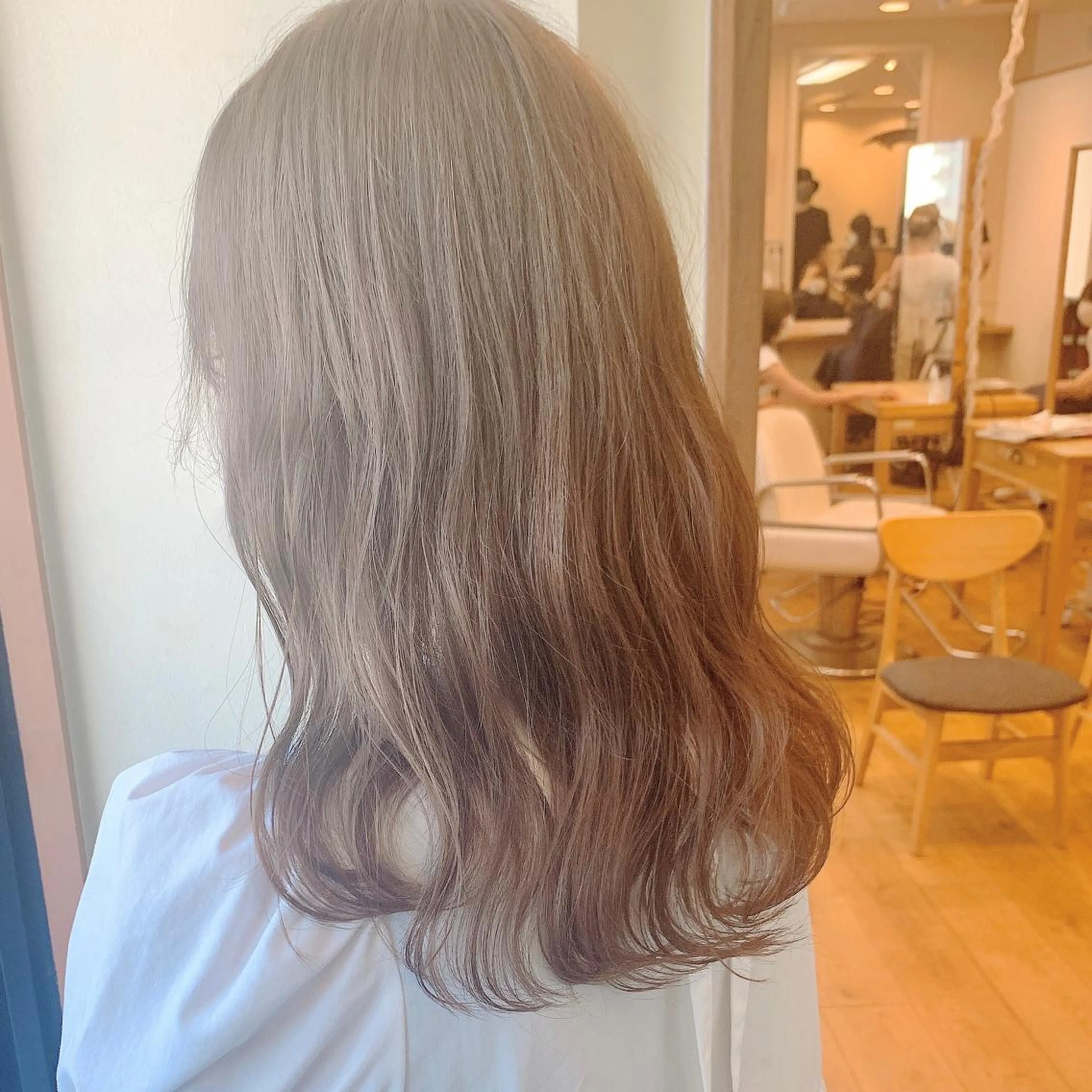 ロング カラー ベージュカラー ブリーチ ミルクティーベージュ NUMBER_ ユイナのヘアスタイル