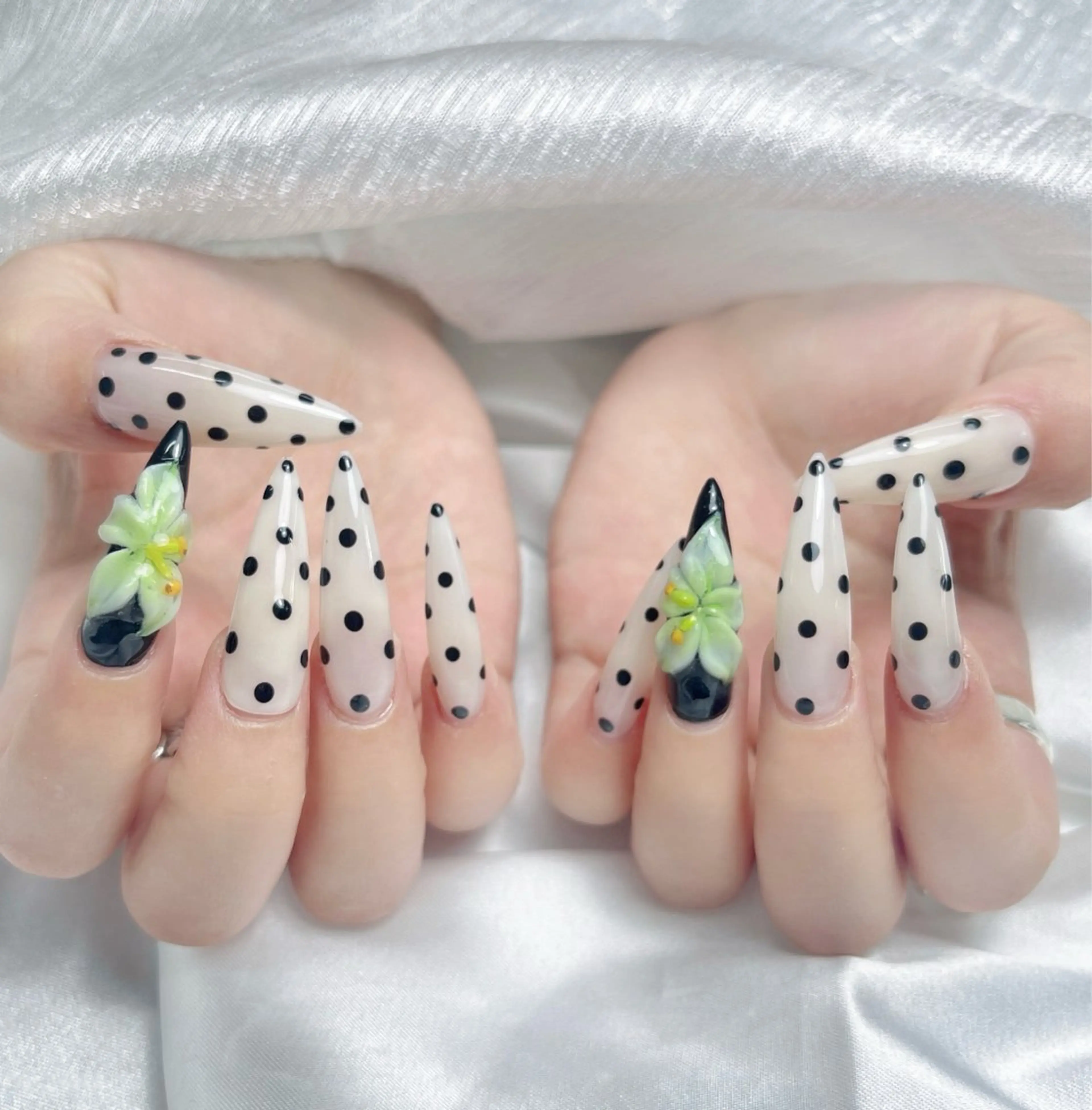 ネイル アートネイル ジェルネイル キラキラネイル 持ち込み ワンホンネイル ハンドネイル ハンドケア Panda chan Novaのネイルデザイン