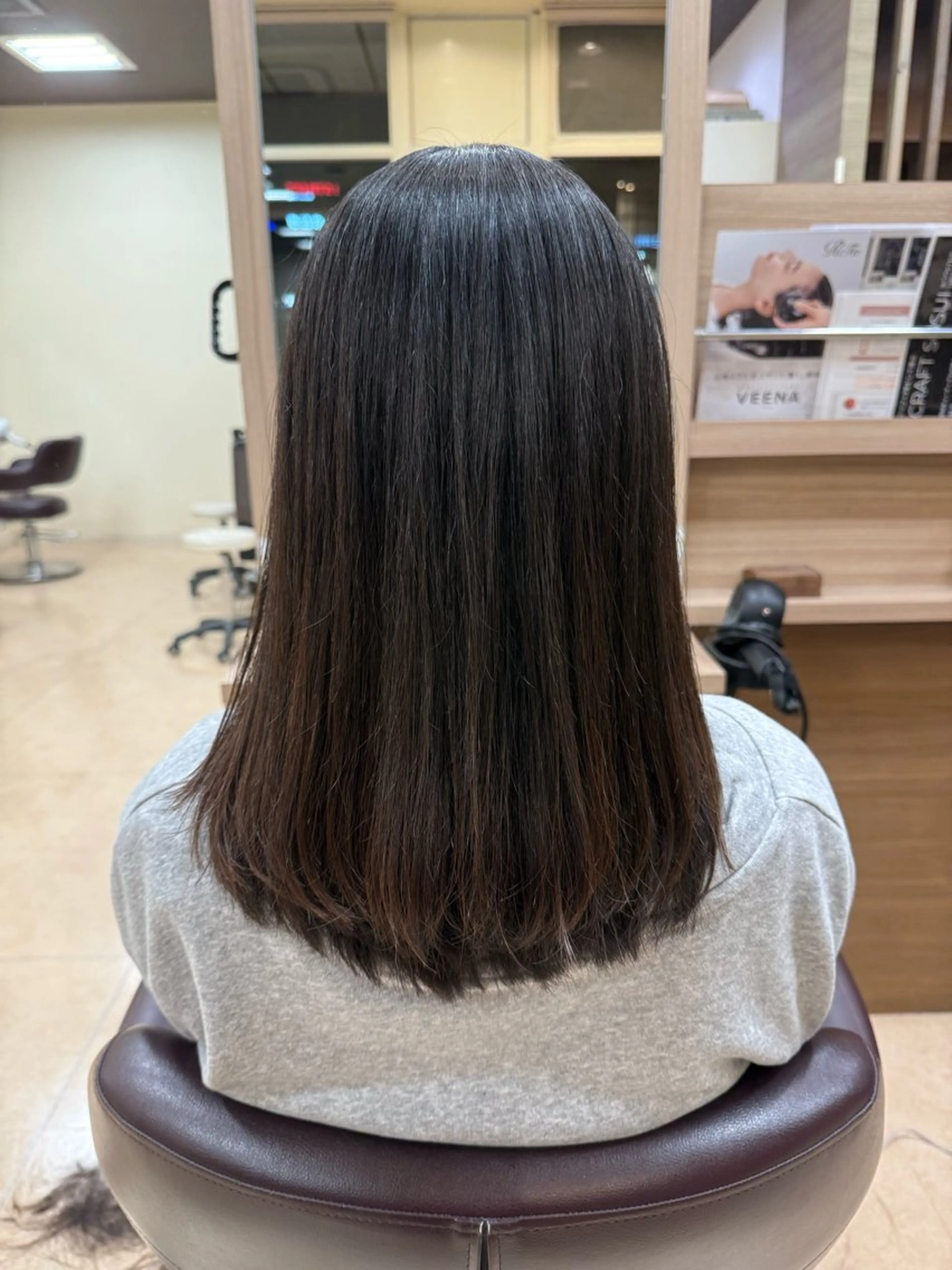 ミディアム レイヤーカット カット トリートメント 茅根 紗加のヘアスタイル