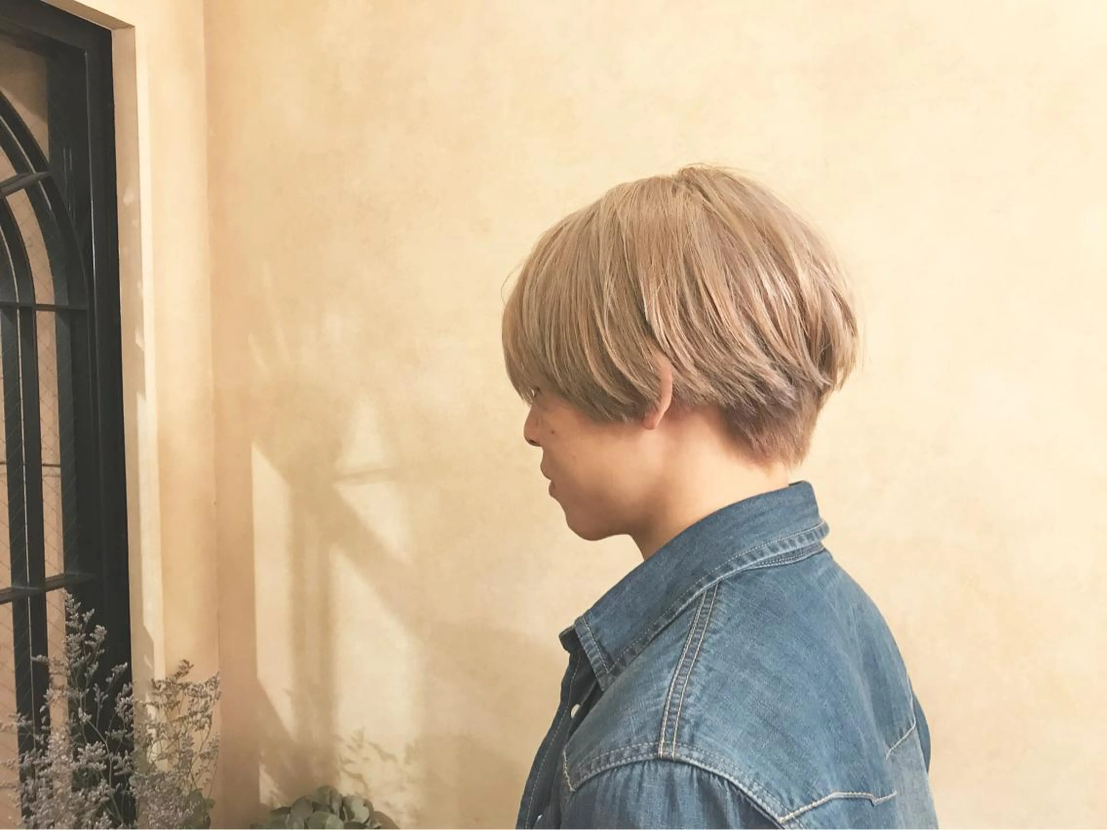 ショート カラー メンズ メンズハイトーン ベージュカラー ハイトーンカラー ミルクティーベージュ EMANOA所属・前田 敬太のヘアスタイル