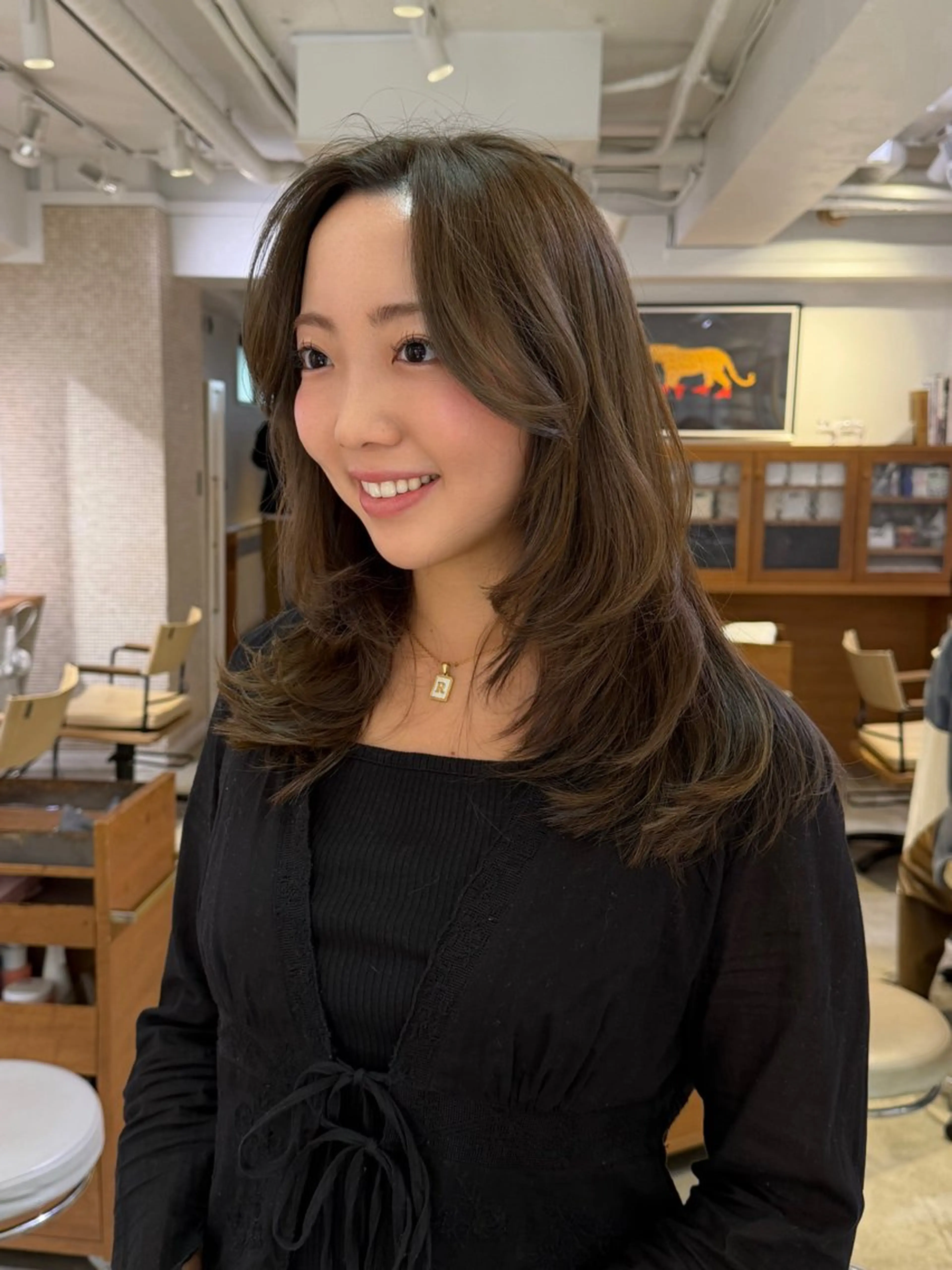 ミディアム カラー ベージュカラー オリーブベージュ レイヤーカット ナガミネアリサ/ 学芸大学/海外ヘアのヘアスタイル