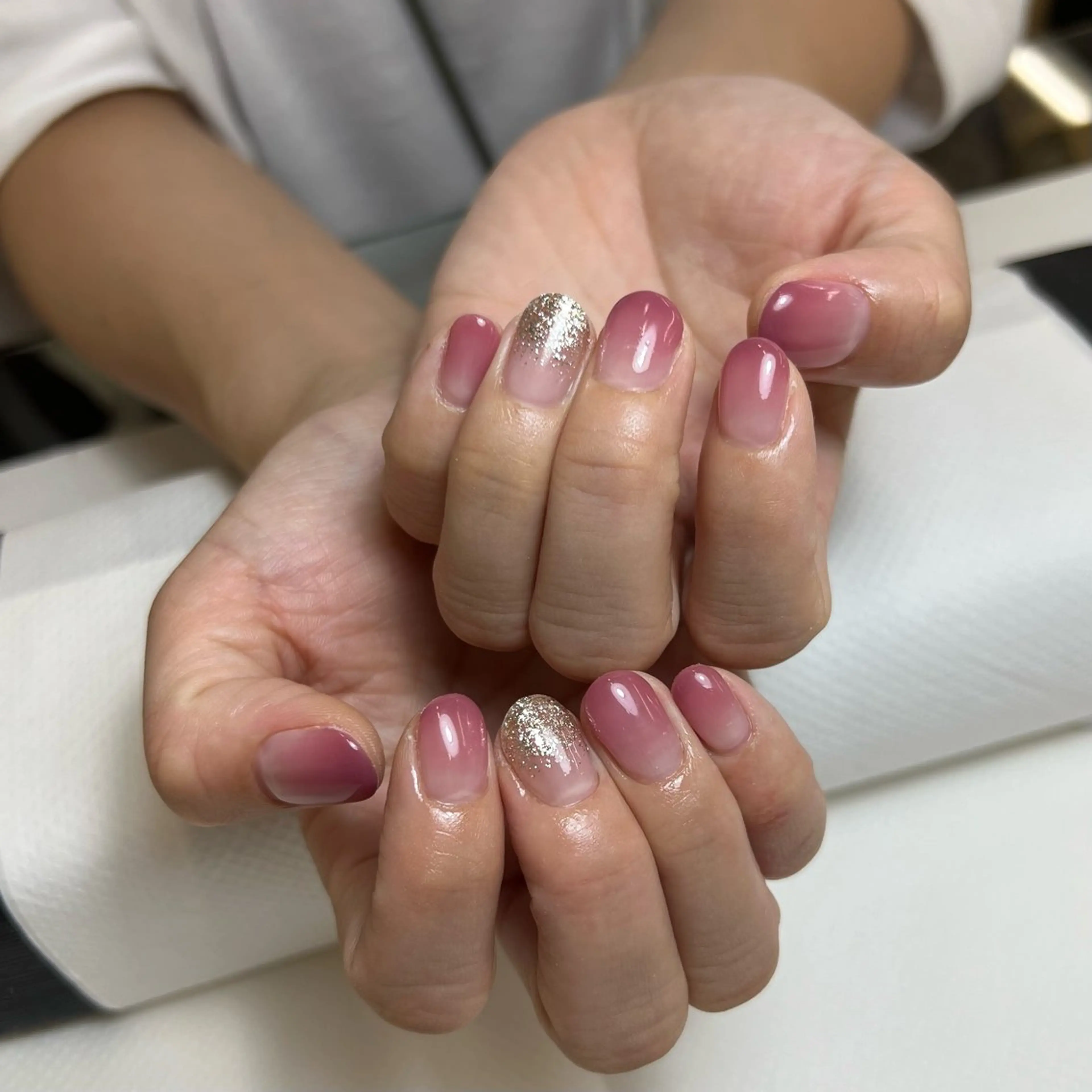 ネイル グラデーション ラメ(グリッター) ラメグラデーション 赤色 ハンドネイル Nishimura Amiのネイルデザイン