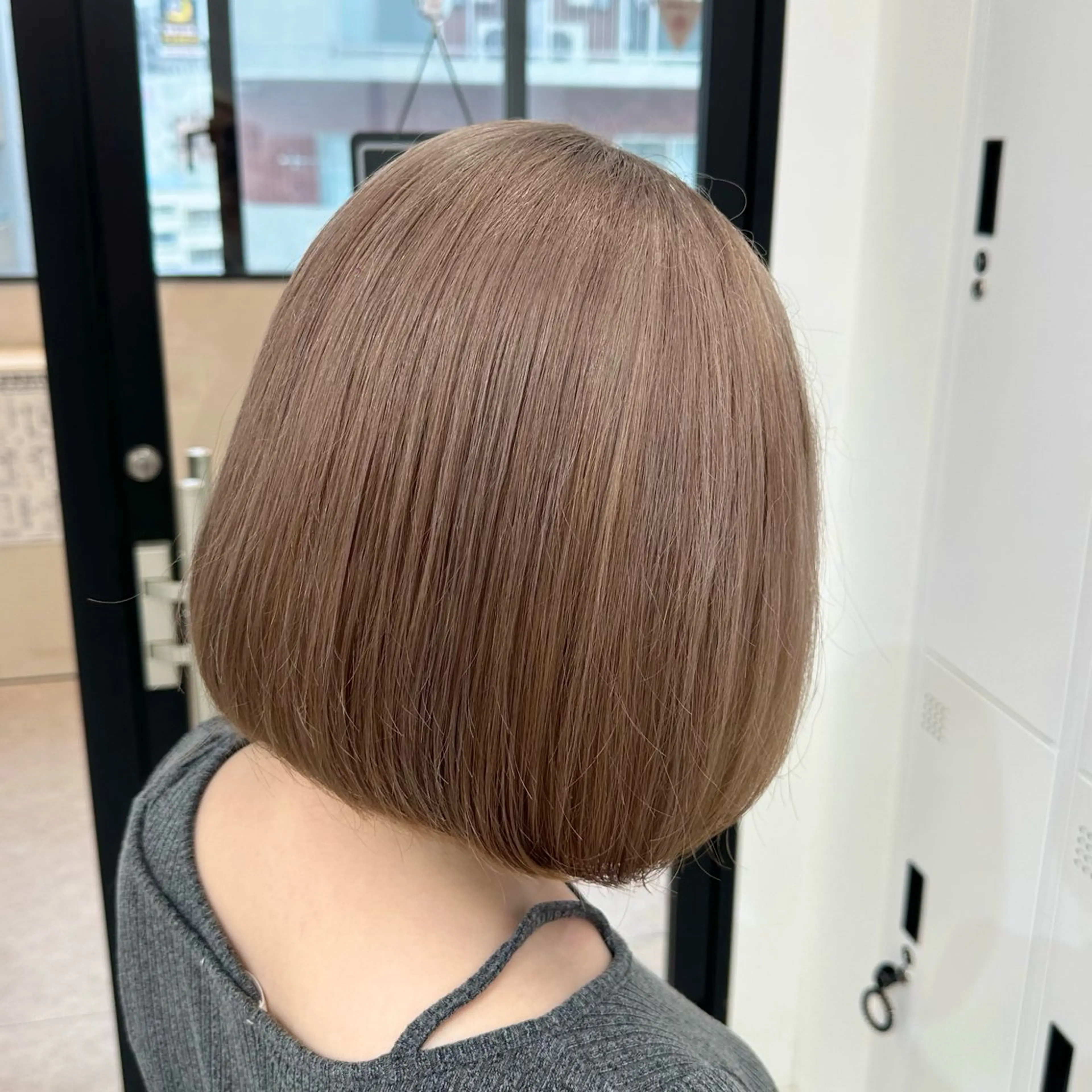 カラー ベージュカラー ミルクティーベージュ ヘアカラー トリートメント 💎艶々ハイトーン MOE💍🤍のヘアスタイル