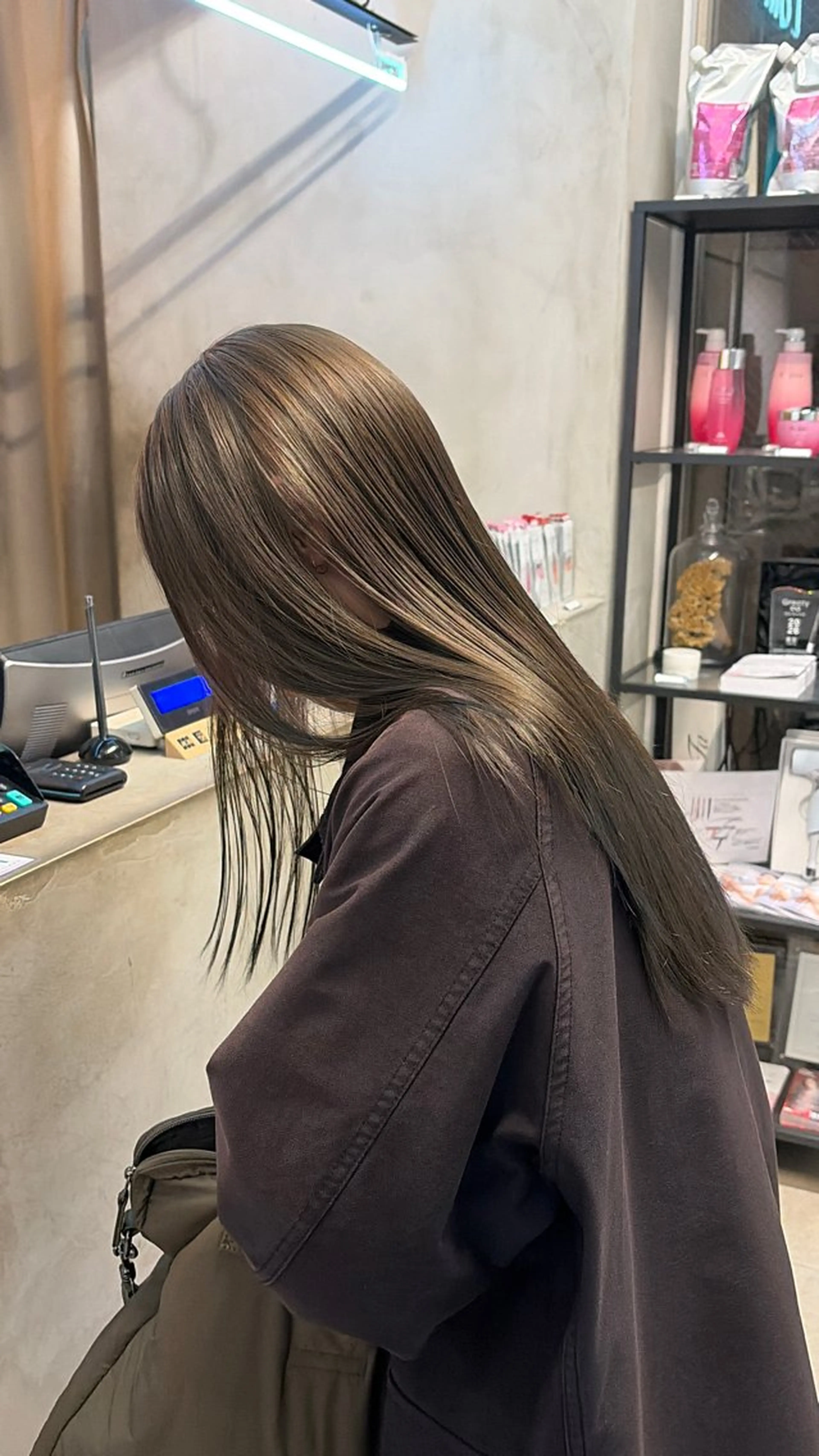 セミロング カラー ミルクティー× グレージュMOMOのヘアスタイル