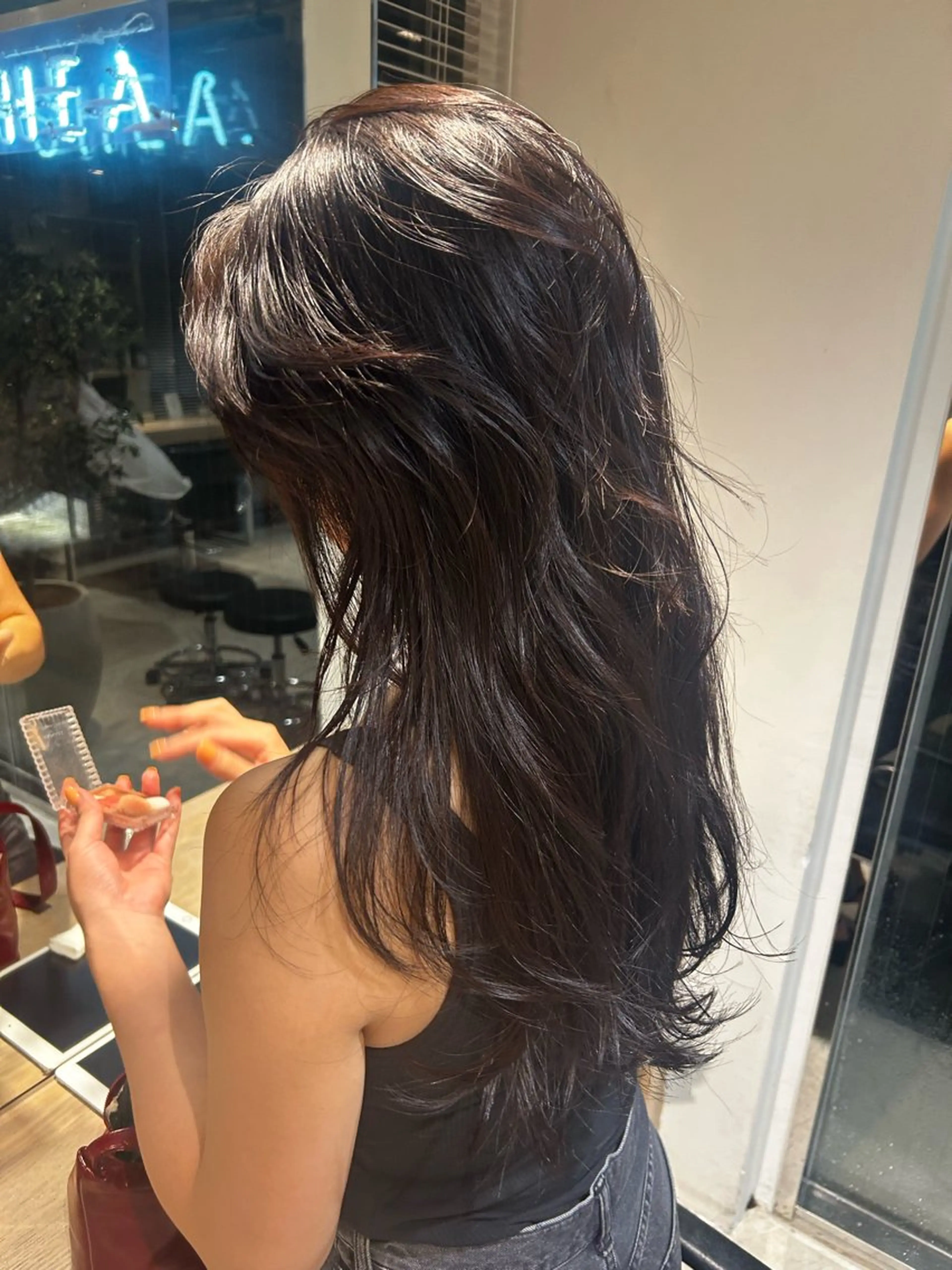 ロング かきあげバング レイヤーカット 暖色カラー 奥村陽花のヘアスタイル