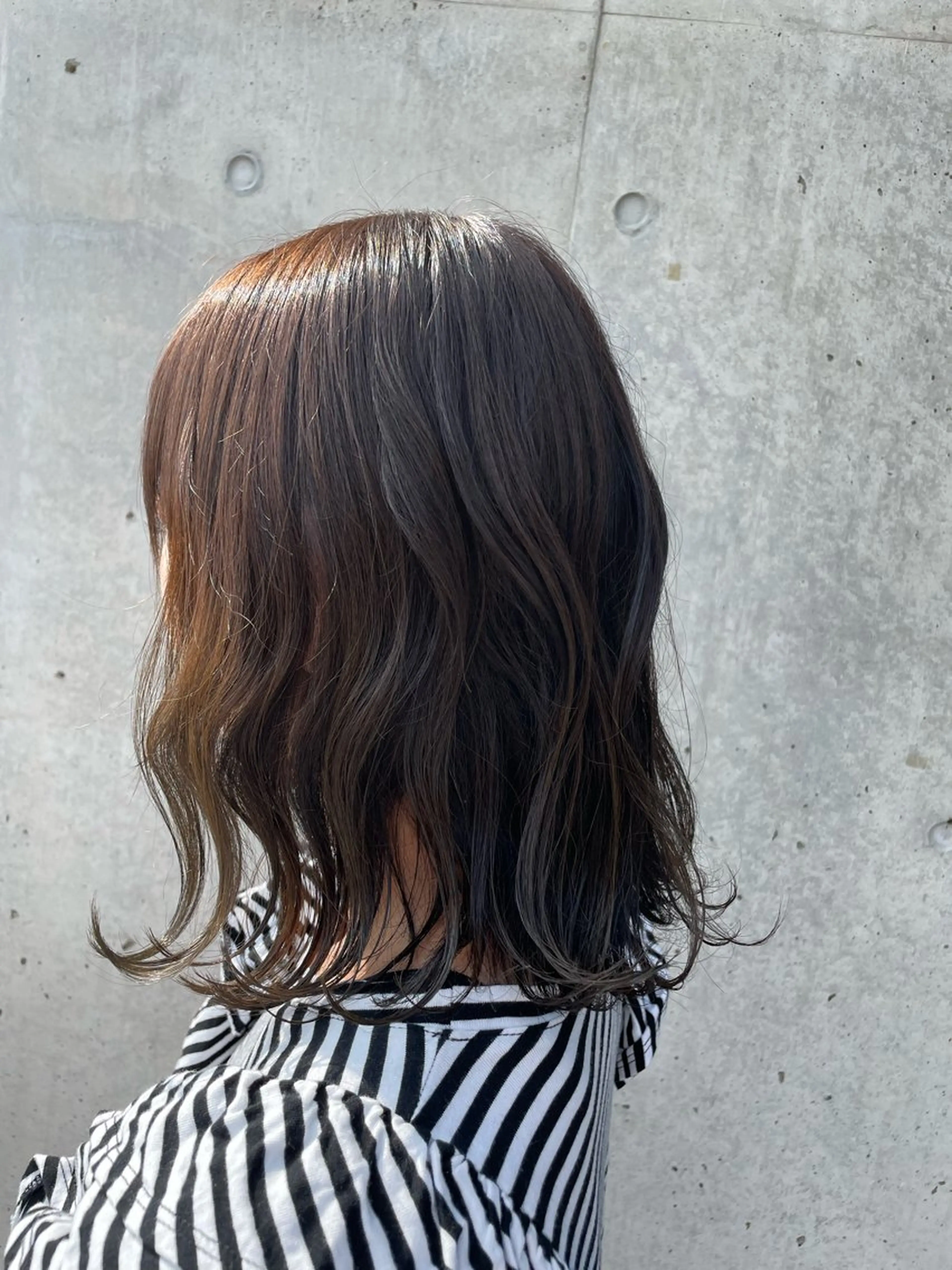 ミディアム カラー グレージュ サイトウ アヤナのヘアスタイル