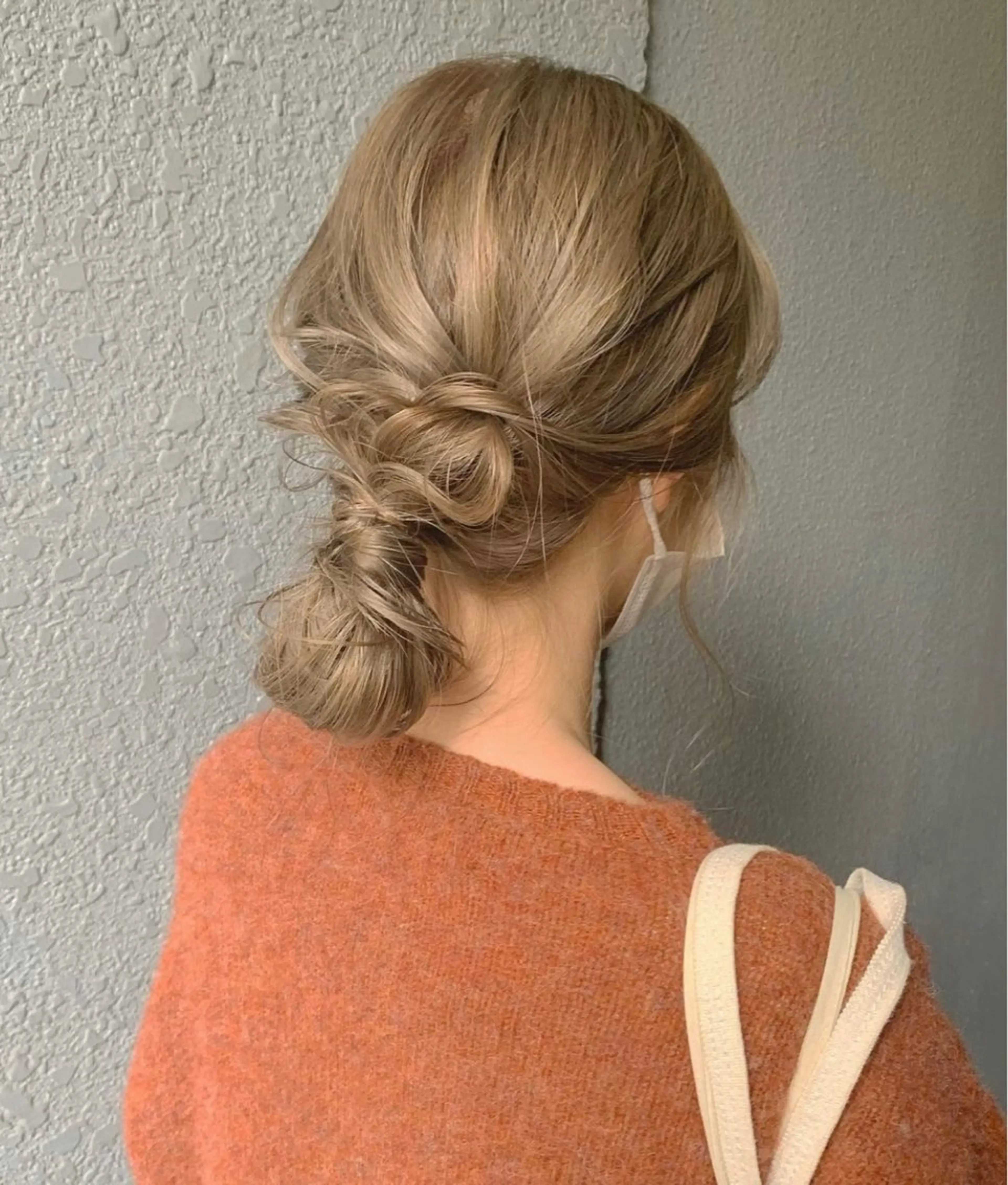 ロング カラー お団子ヘア ハイトーンカラー 高発色ブリーチ/ ハイレイヤー🪽aiのヘアスタイル