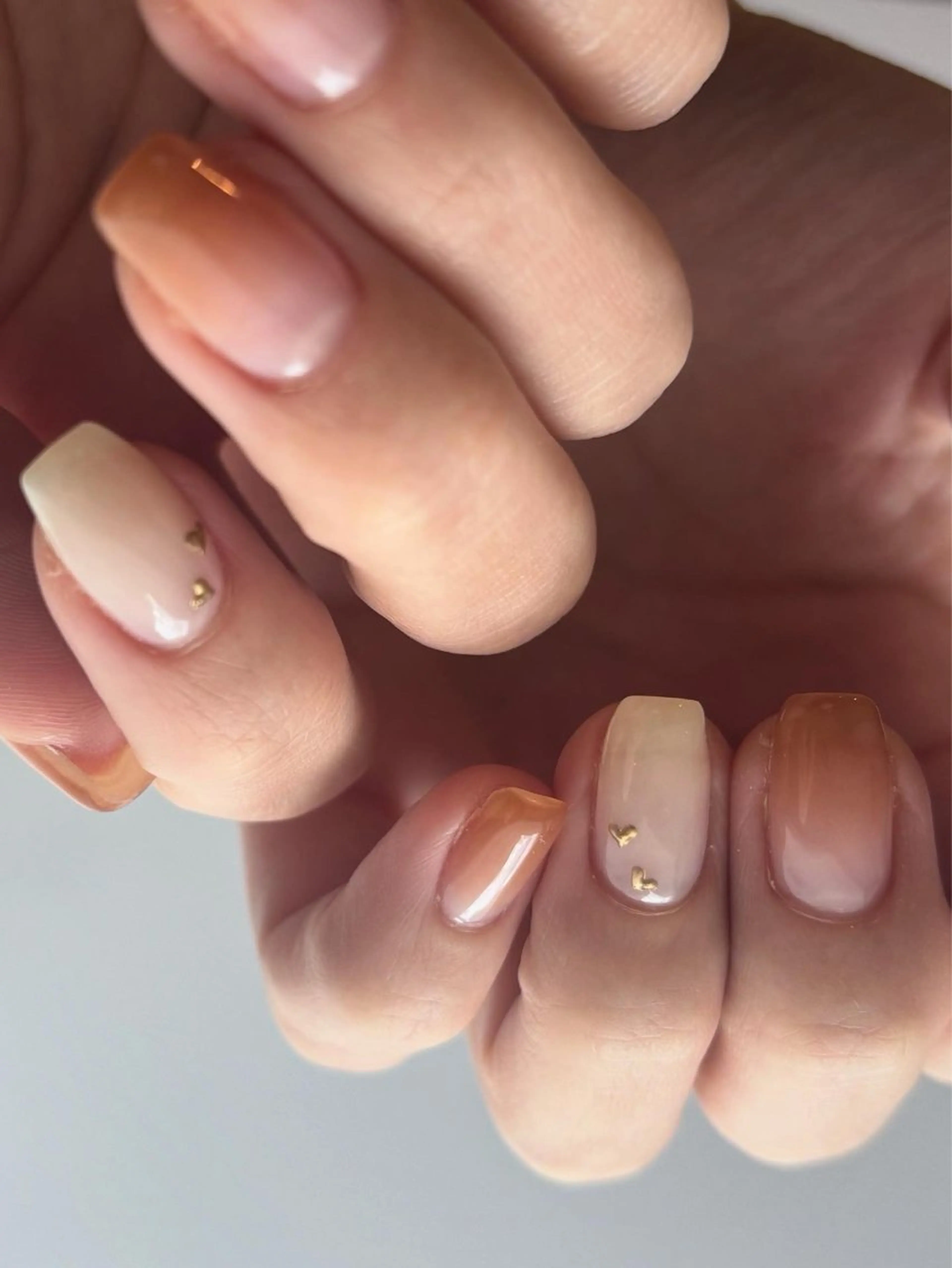 ネイル アートネイル ブラウン グラデーション ハート ハンドネイル Elio所属・Elio 国泰寺のネイルデザイン