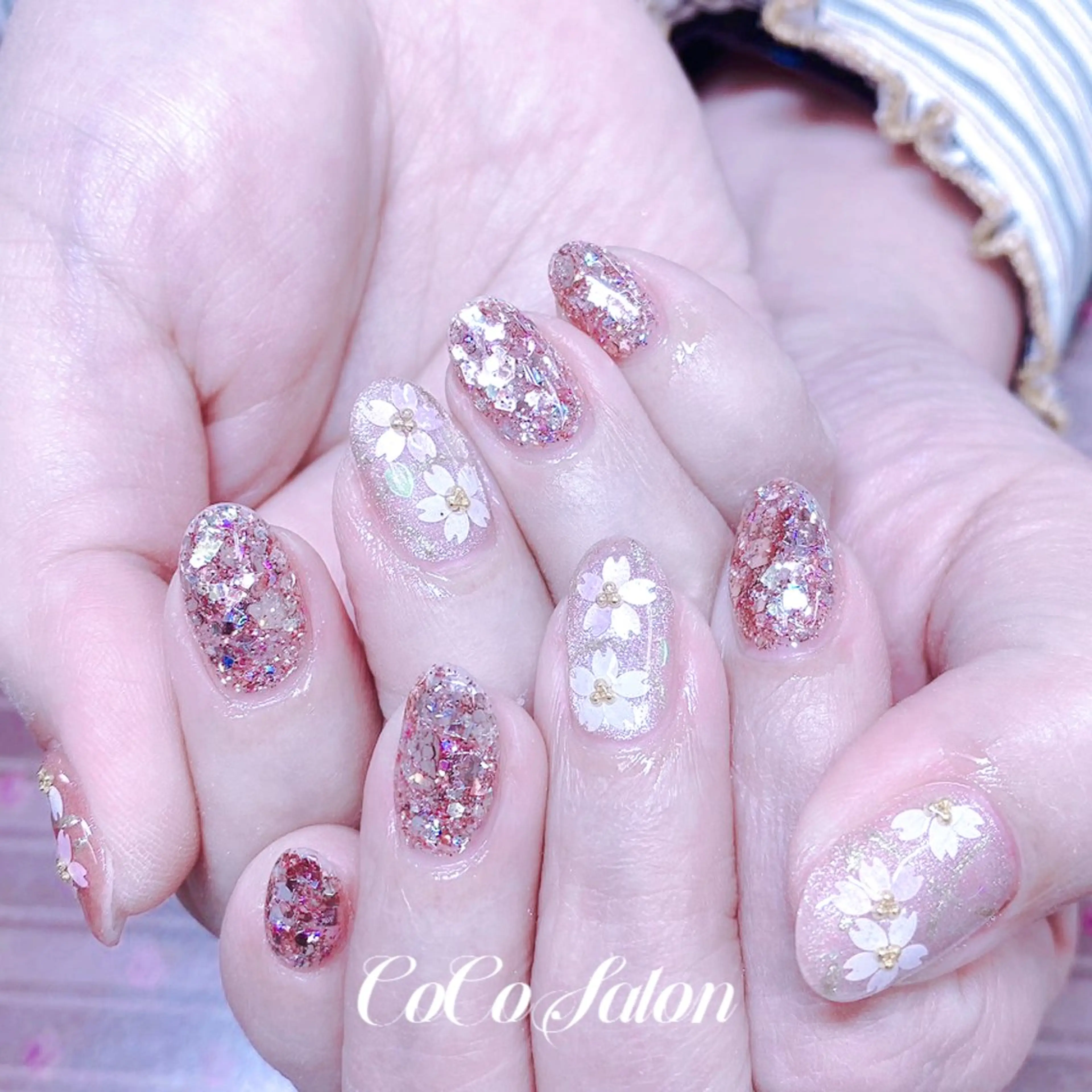 ネイル 桜ネイル 長さ出し ジェルネイル 卒業式 ホログラムネイル ハンドネイル CoCoSalon ネイル/まつ毛予約のネイルデザイン