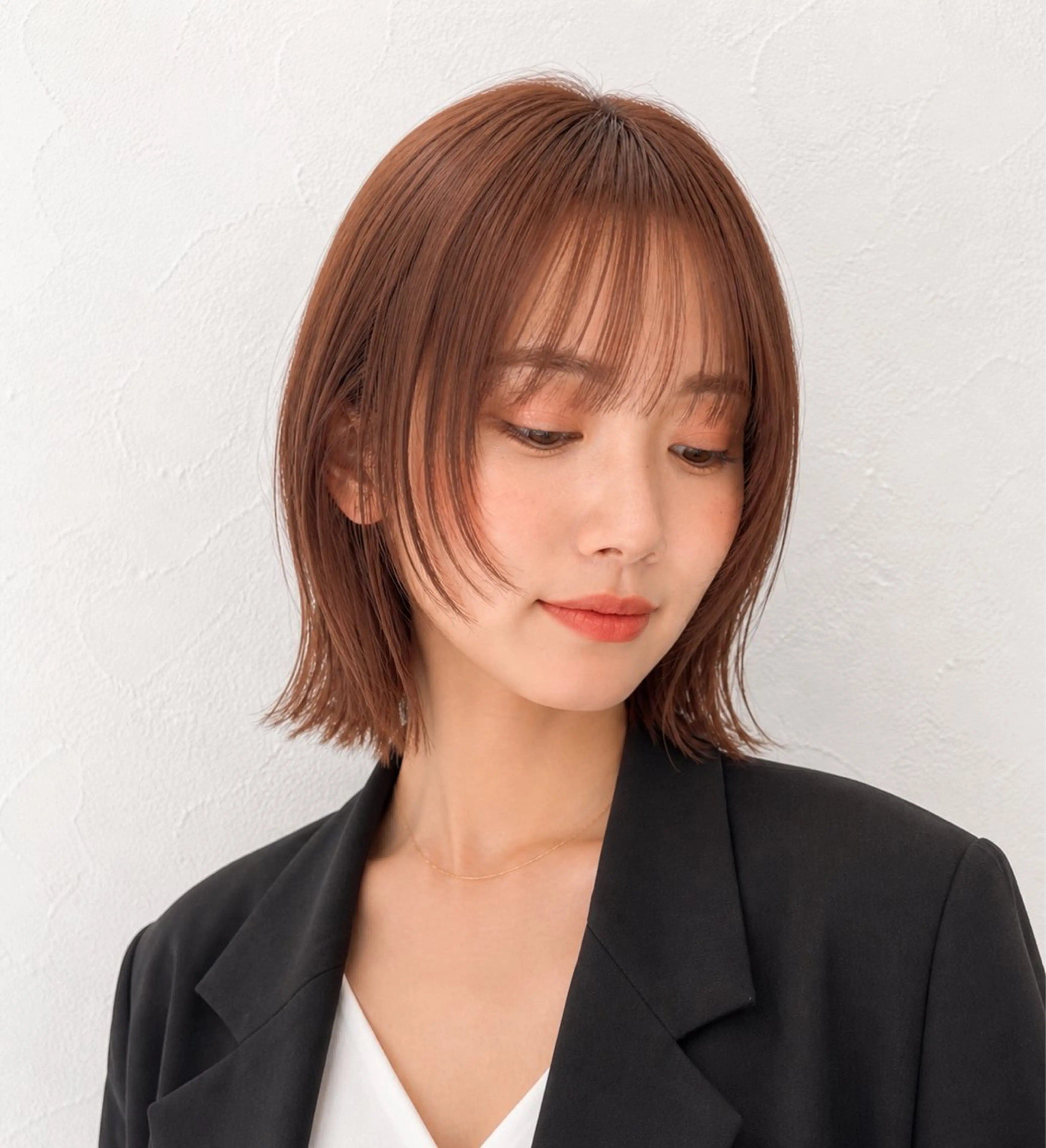 ミディアム オレンジブラウン ボブ 外ハネヘア カット ヘアカラー 佐藤 舞のヘアスタイル