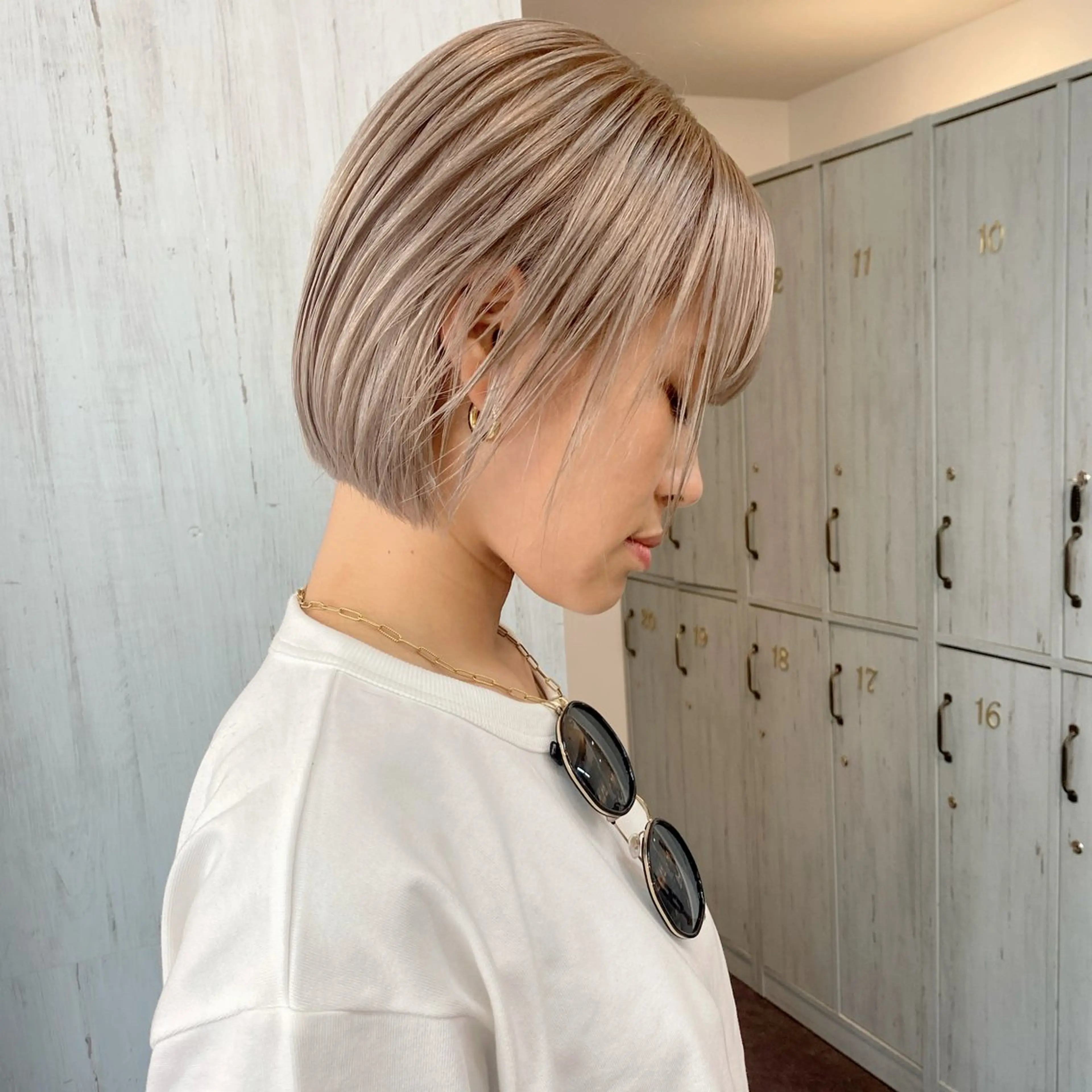 ミディアム カラー 切りっぱなしボブ グレージュ ボブ ✨原宿ハイトーン ブリーチ職人菊池のヘアスタイル