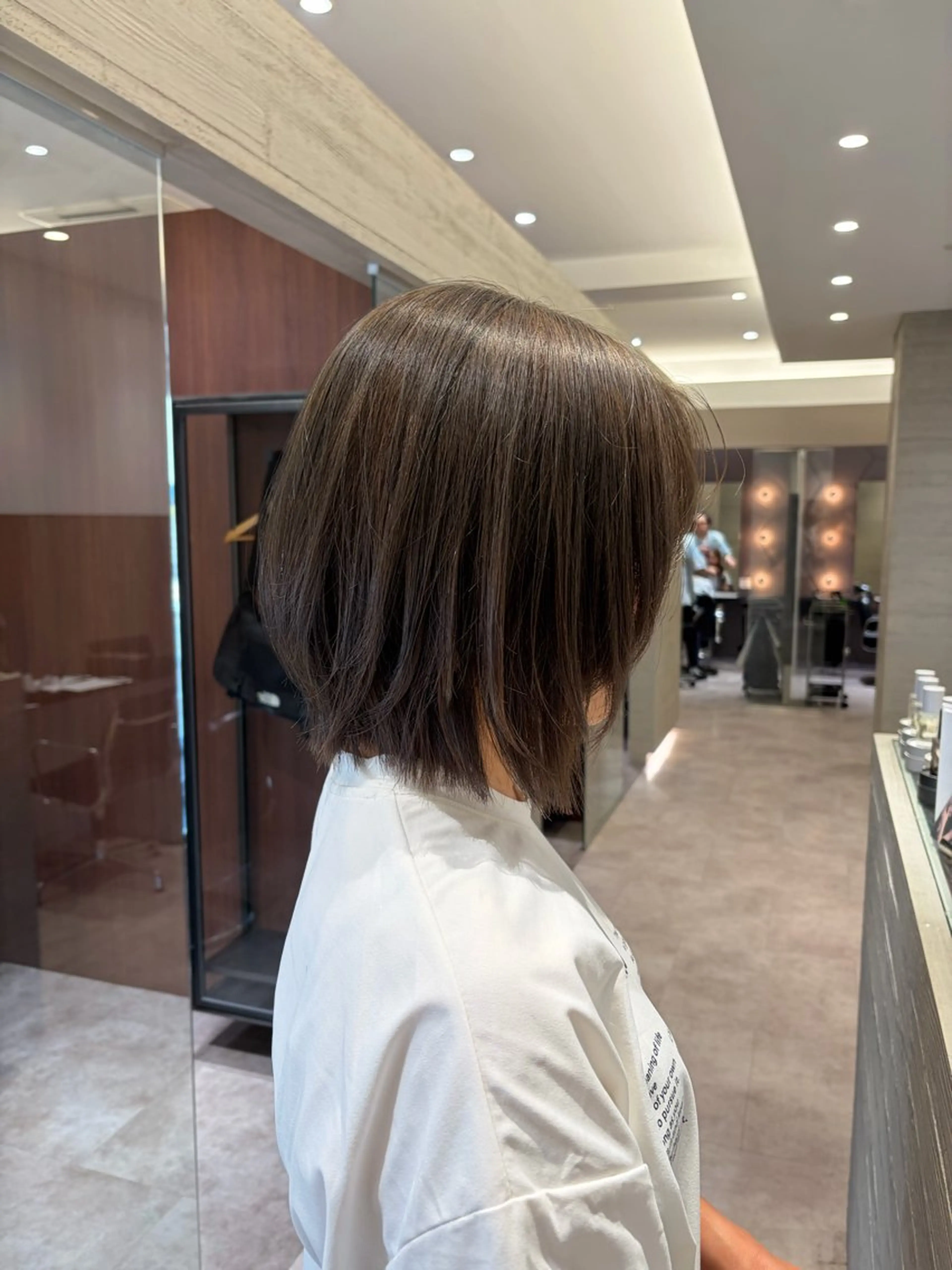 ショート カラー ボブレイヤー ブラウンカラー オリーブブラウン ボブ レイヤーカット カット ヘアカラー サキ🤍ハイトーン 🩰くびれ巻きヘアのヘアスタイル