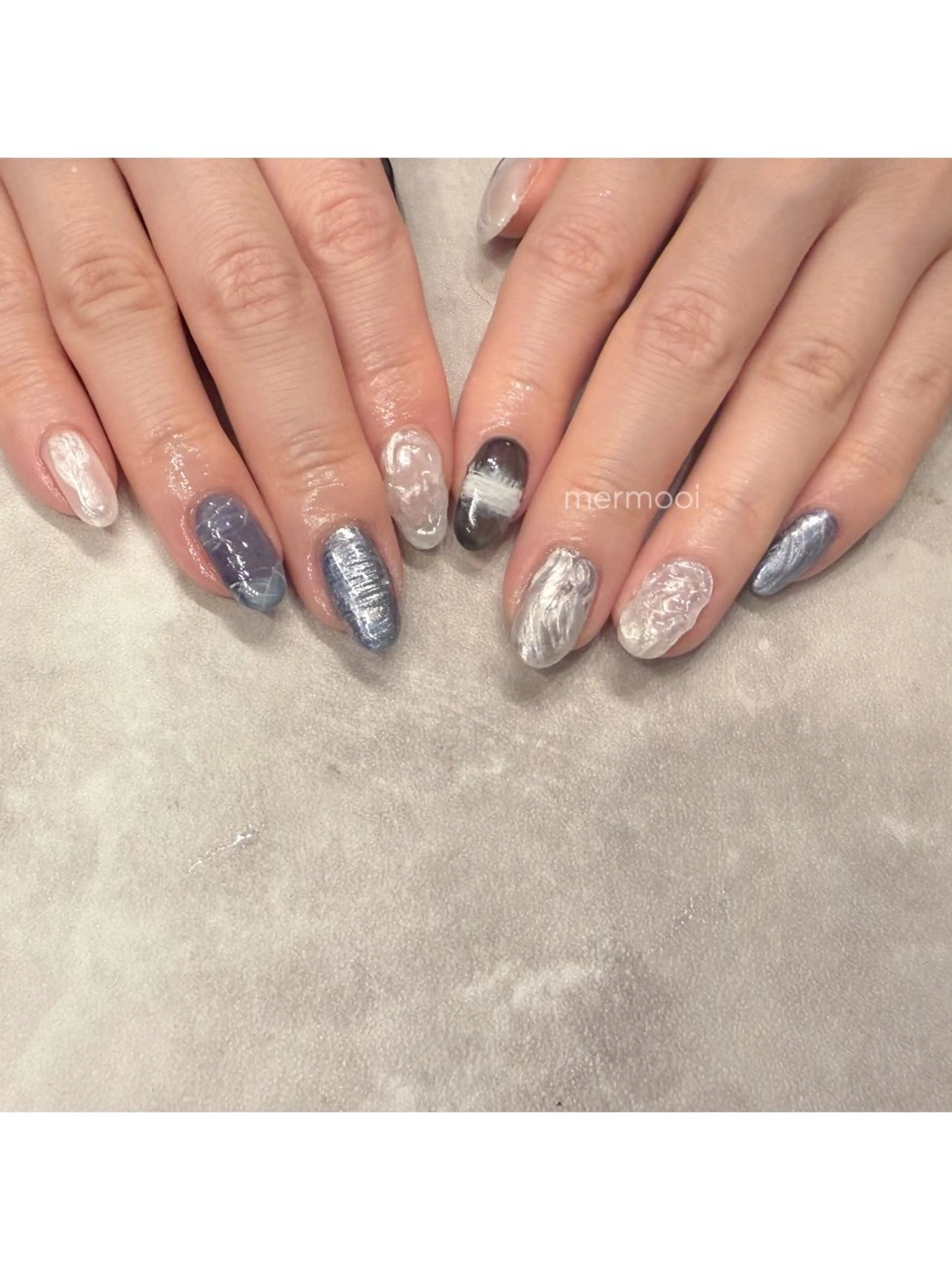 ネイル 韓国ネイル ミラーネイル ニュアンスネイル ぷっくりネイル シルバー ハンドネイル melumooi nailのネイルデザイン