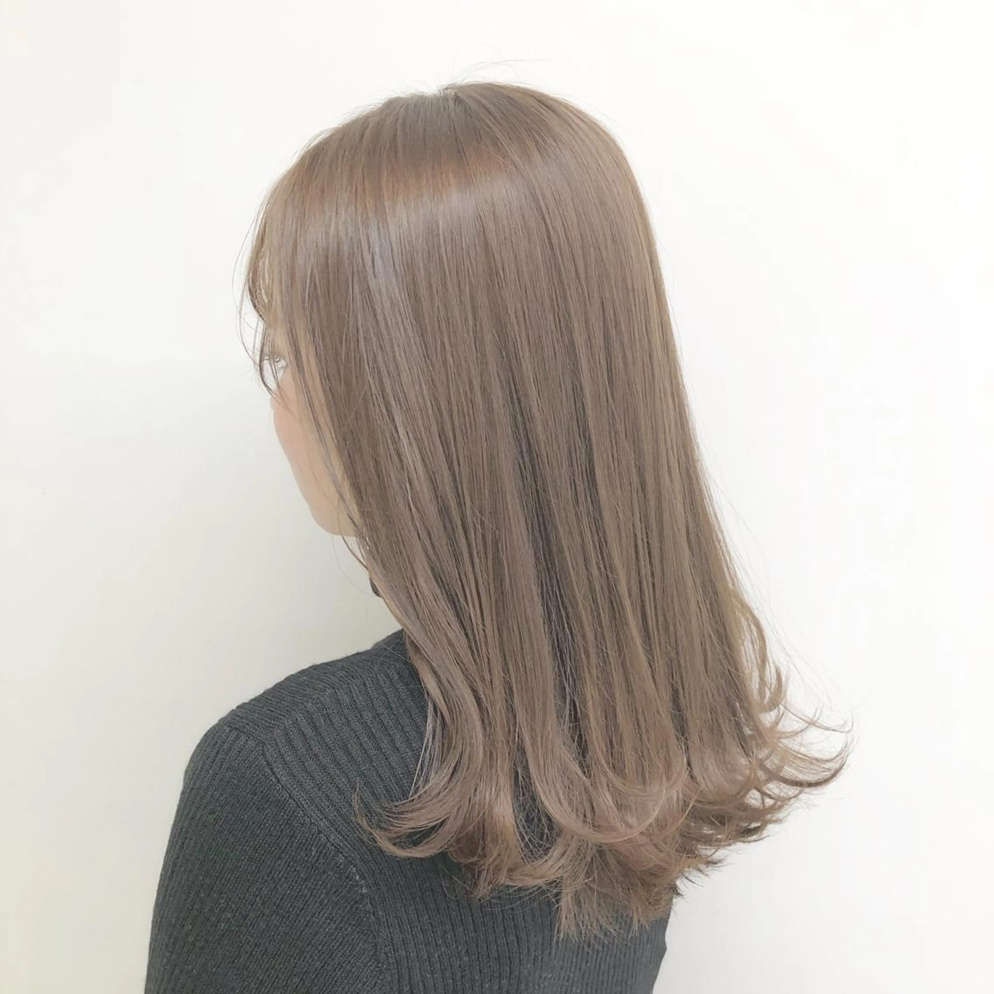 ミディアム カラー ベージュカラー ブリーチ ブリーチなしカラー レイヤーカット 透明感カラーのヘアスタイル