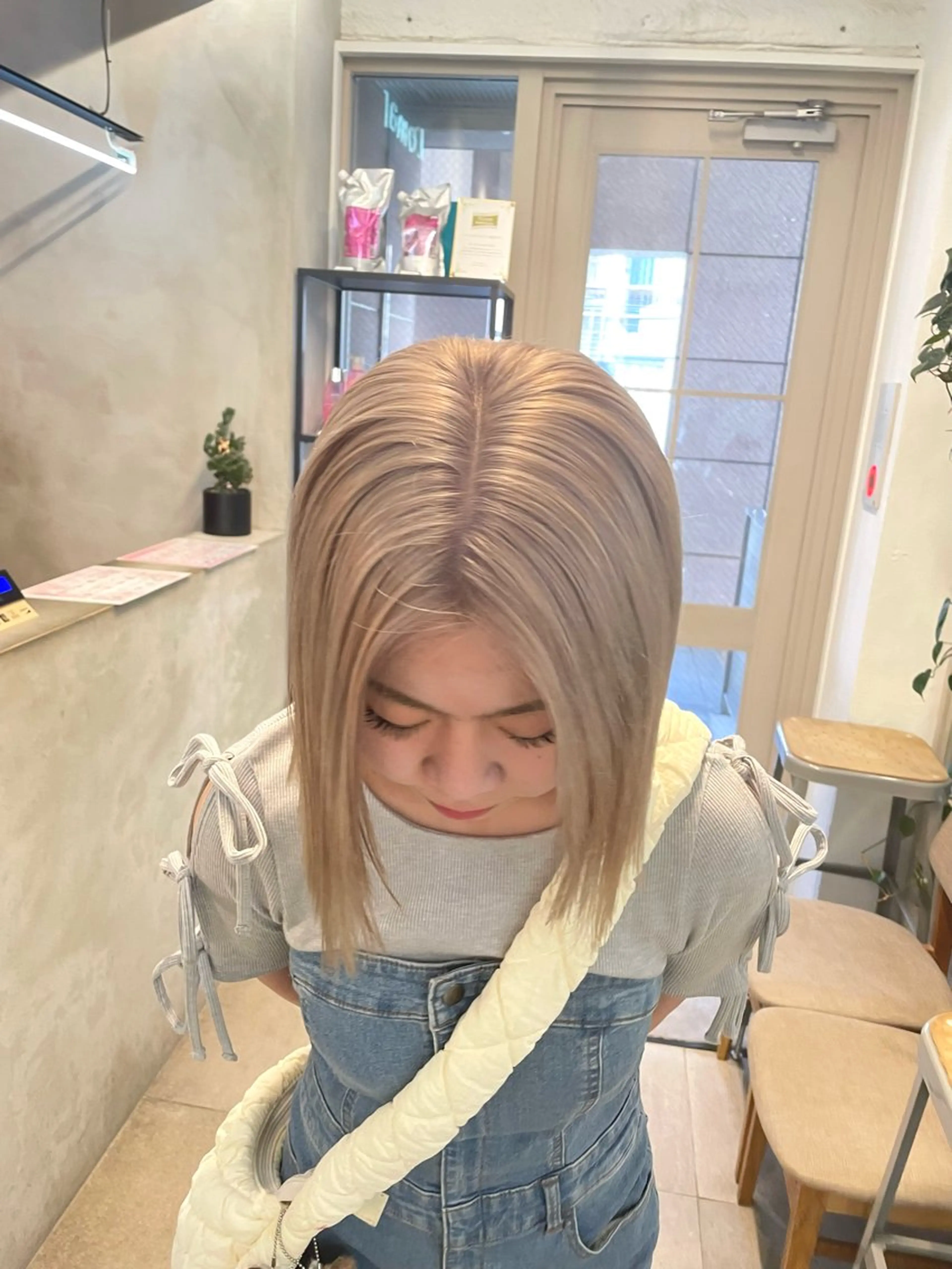 ショート カラー ミルクティー× グレージュMOMOのヘアスタイル