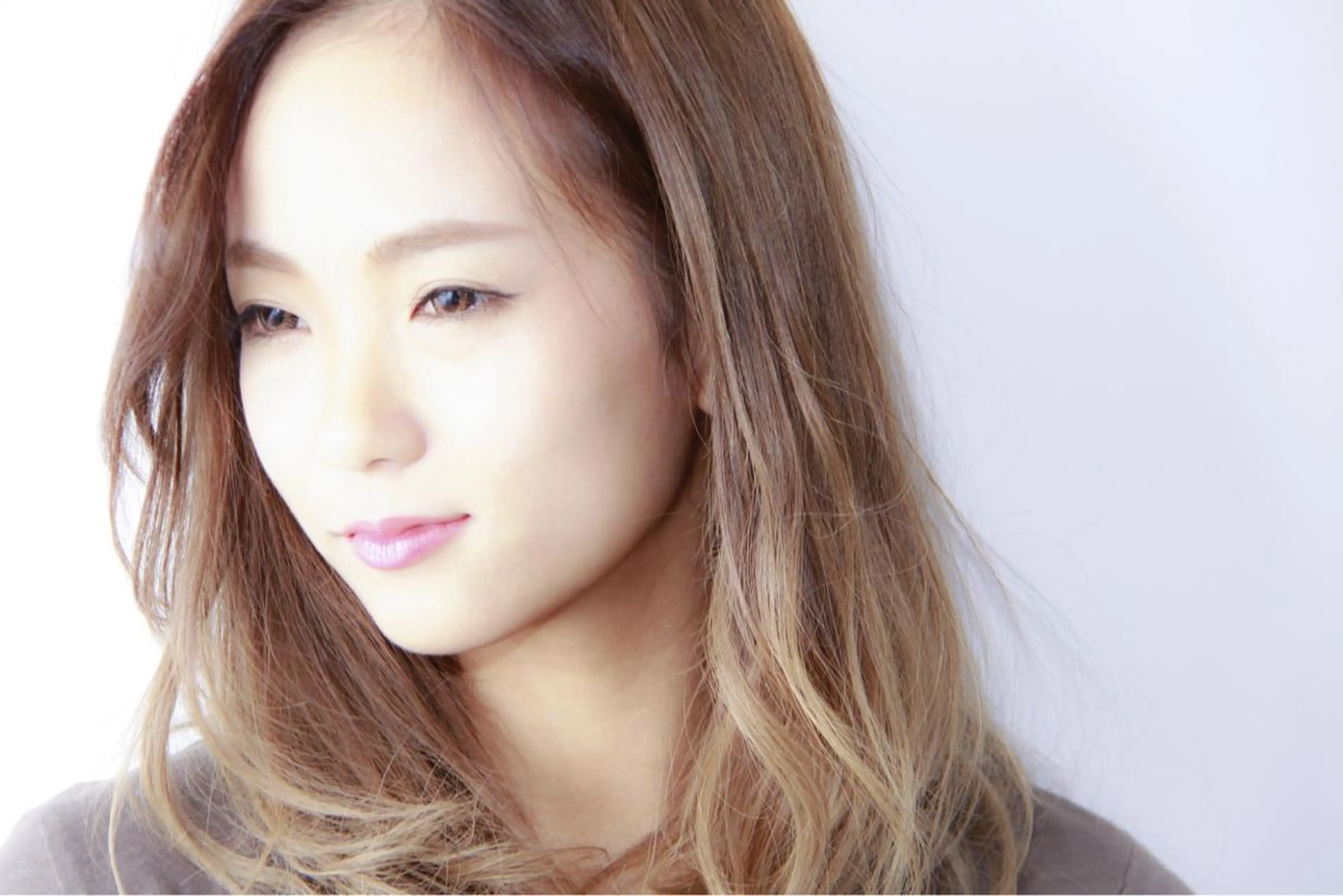 セミロング ハイライト YOKOI SHINJIのヘアスタイル