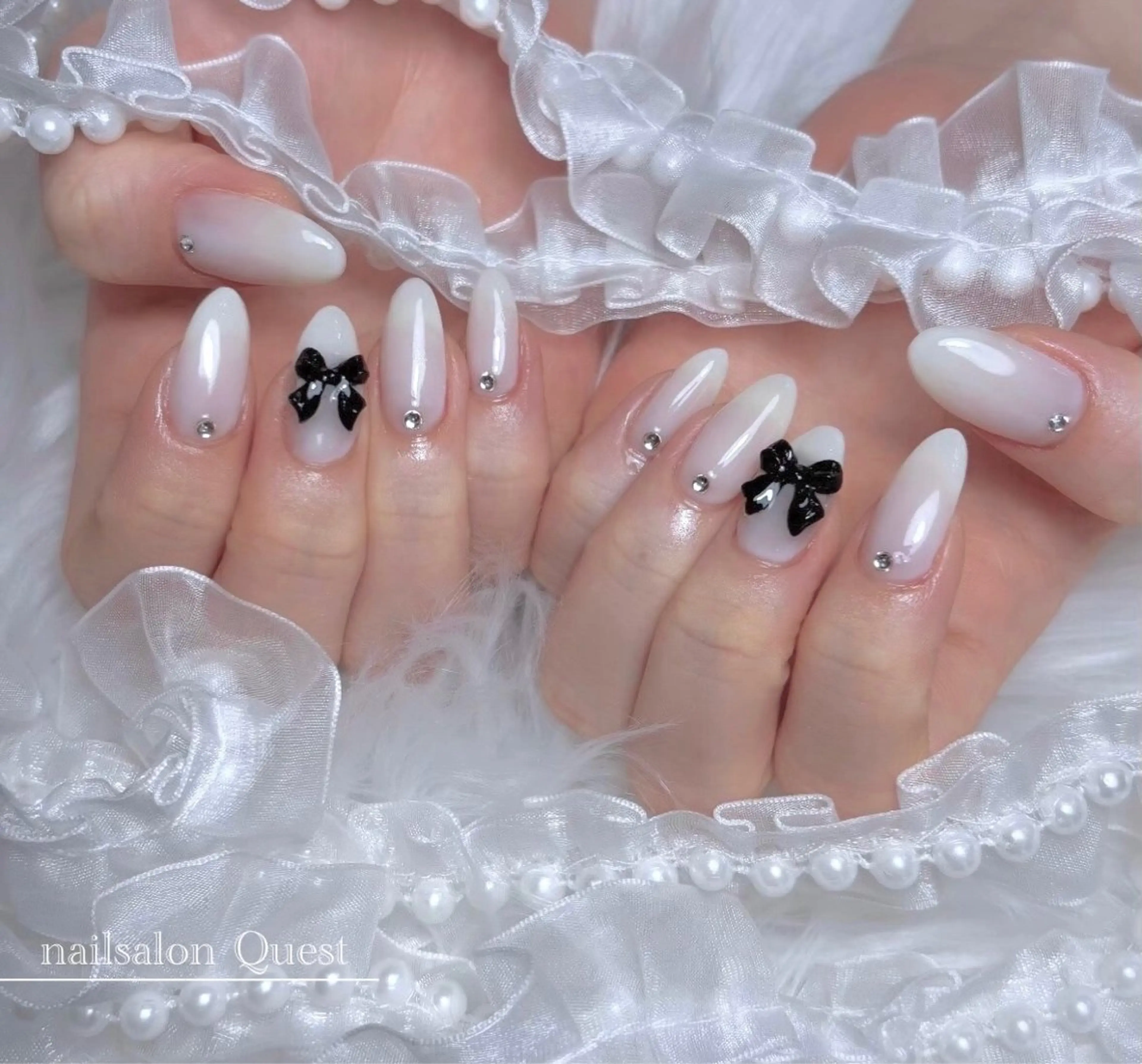 ネイル ガーリー ワンカラーネイル リボン nailsalon Questのネイルデザイン