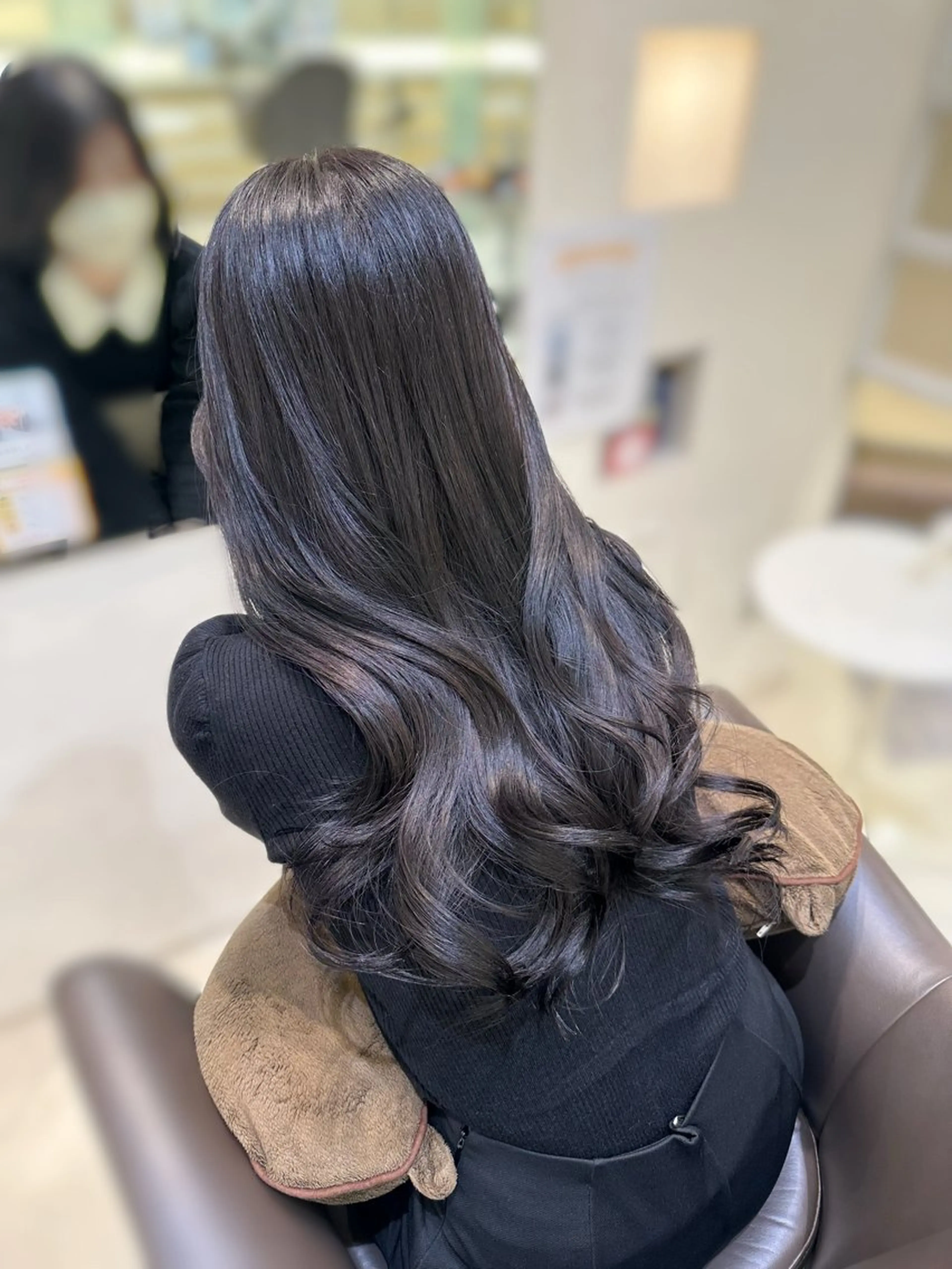 ロング カラー グレージュ ラベンダーカラー ラベンダーグレージュ ラベンダーグレー 銀座レイヤーカット ×シースルー前髪のヘアスタイル