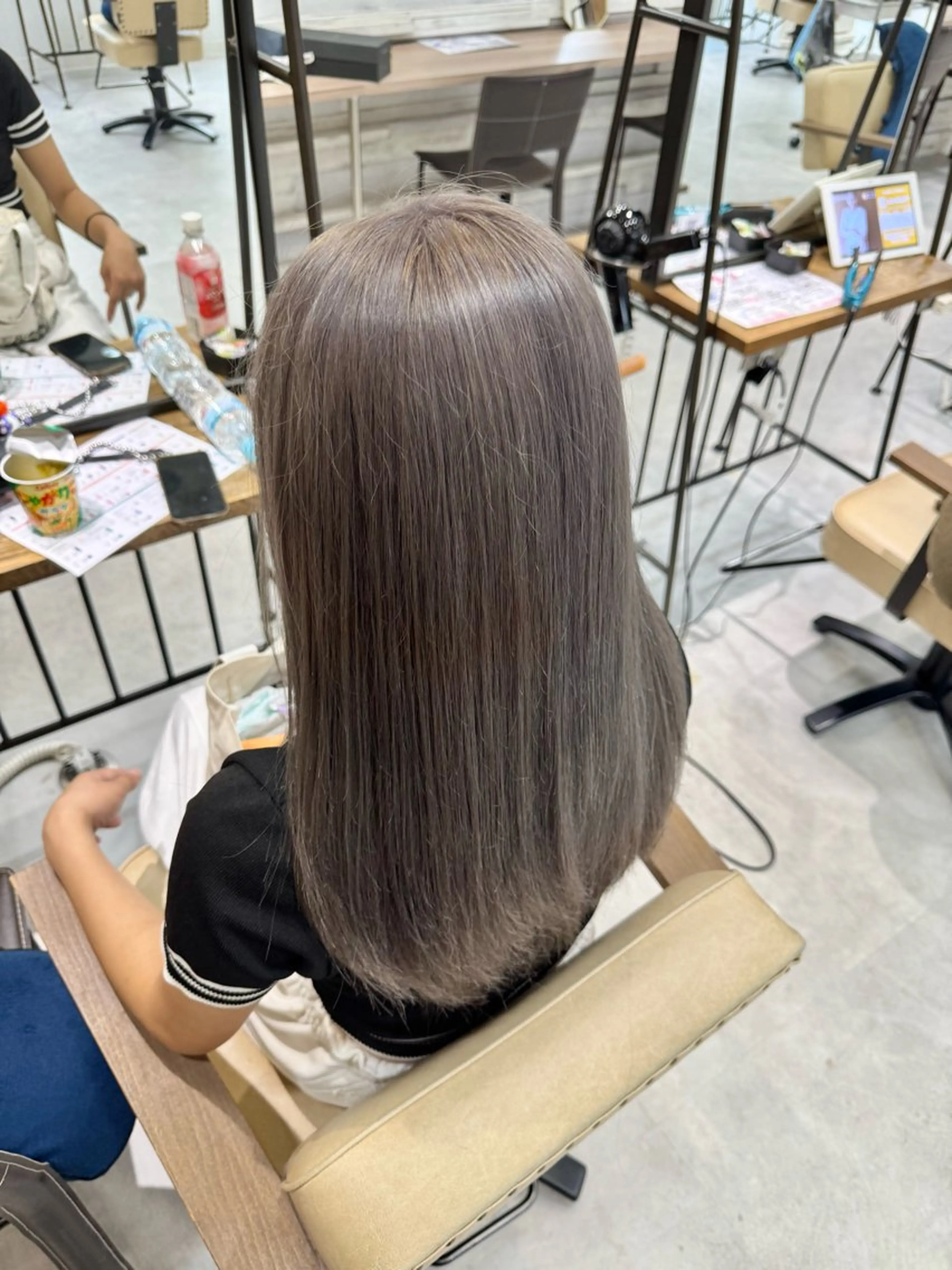 ロング カラー ベージュカラー 透明感カラー シルバー シルバーベージュ ヘアカラー Ouka/Wカラー/ 大人艶カラーのヘアスタイル