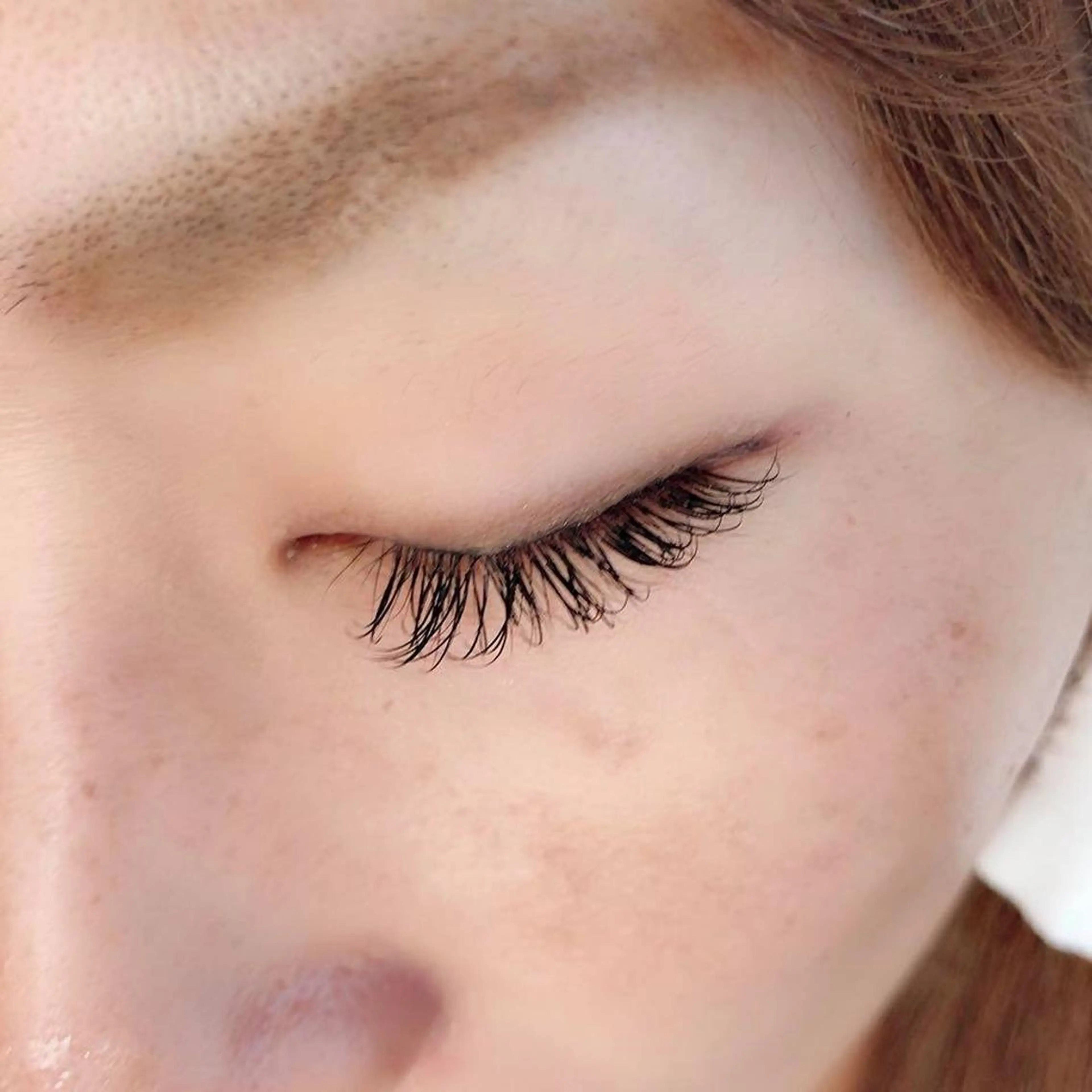 マツエク・マツパ レイヤーカット✖️ 柔らかベージュカラーのヘアスタイル