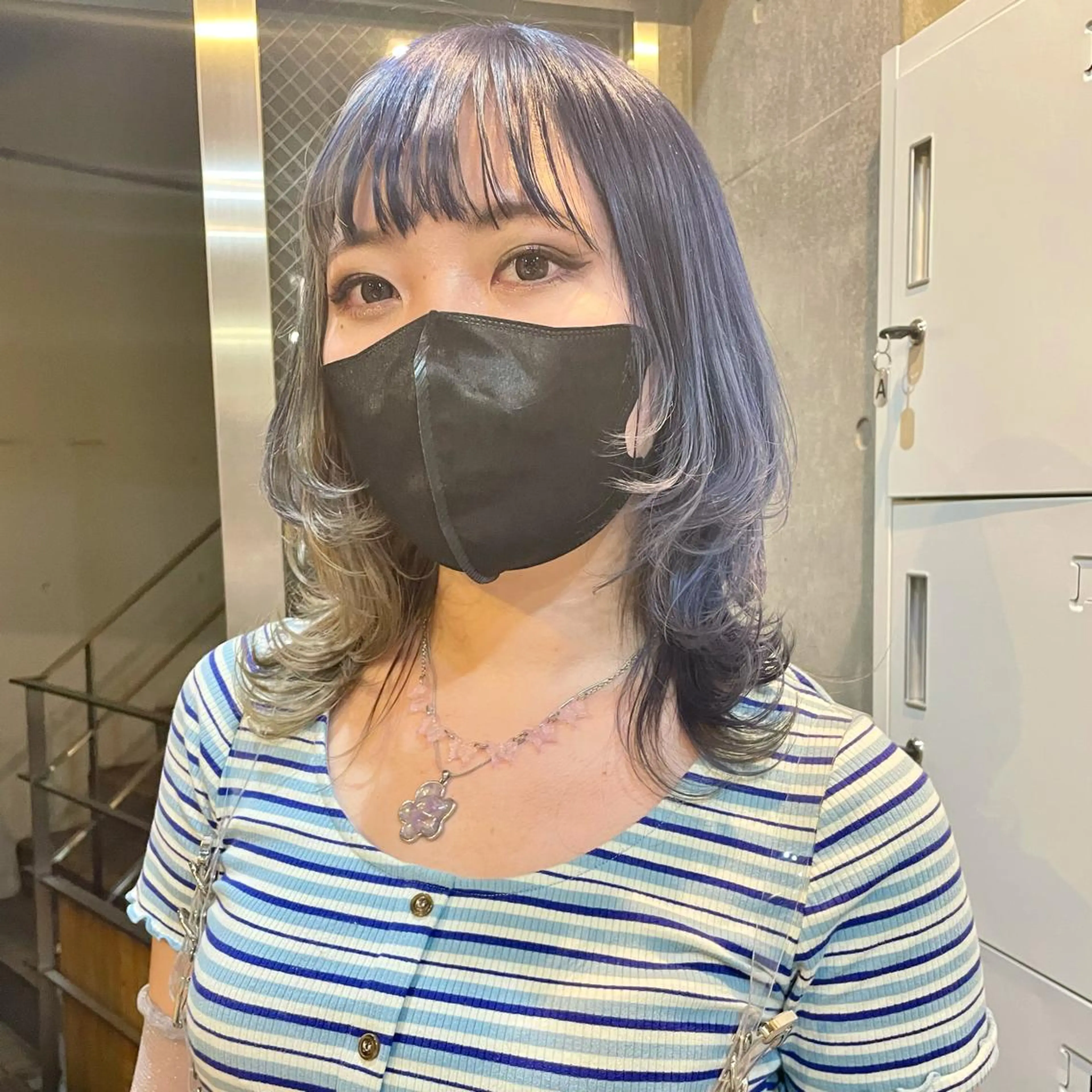 ミディアム カラー アッシュ ベージュカラー ブリーチ ブルーカラー ケアブリーチ カット ヘアカラー トリートメント もにか🌞原宿/渋谷 🌝ブリーチカラーのヘアスタイル