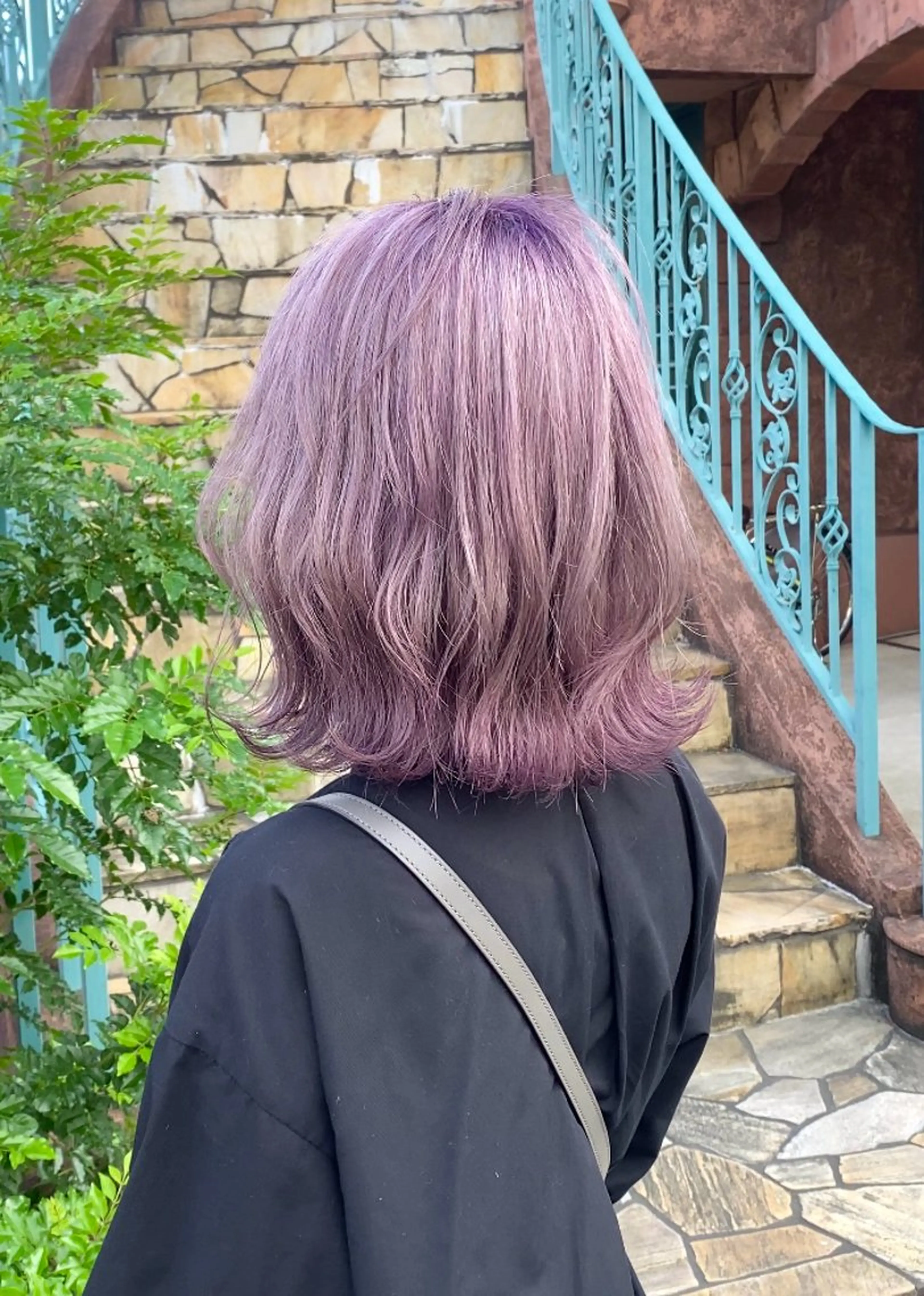 セミロング カラー ハイトーンカラー ピンクカラー バイオレットカラー 岡村 莉穂のヘアスタイル