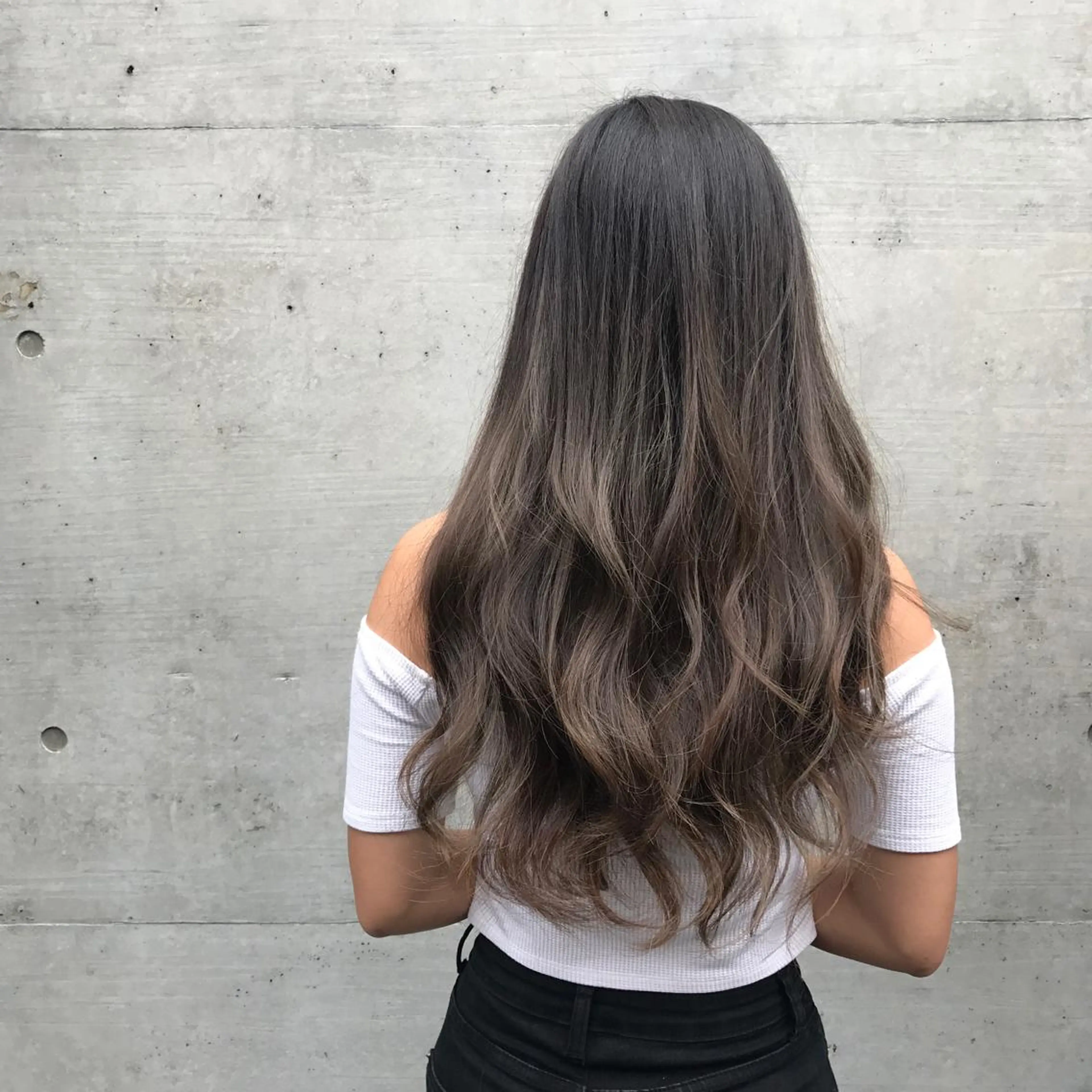 ロング カラー お団子ヘア アッシュ ベージュカラー 黒髪 ヘアカラー 佐野 智史のヘアスタイル