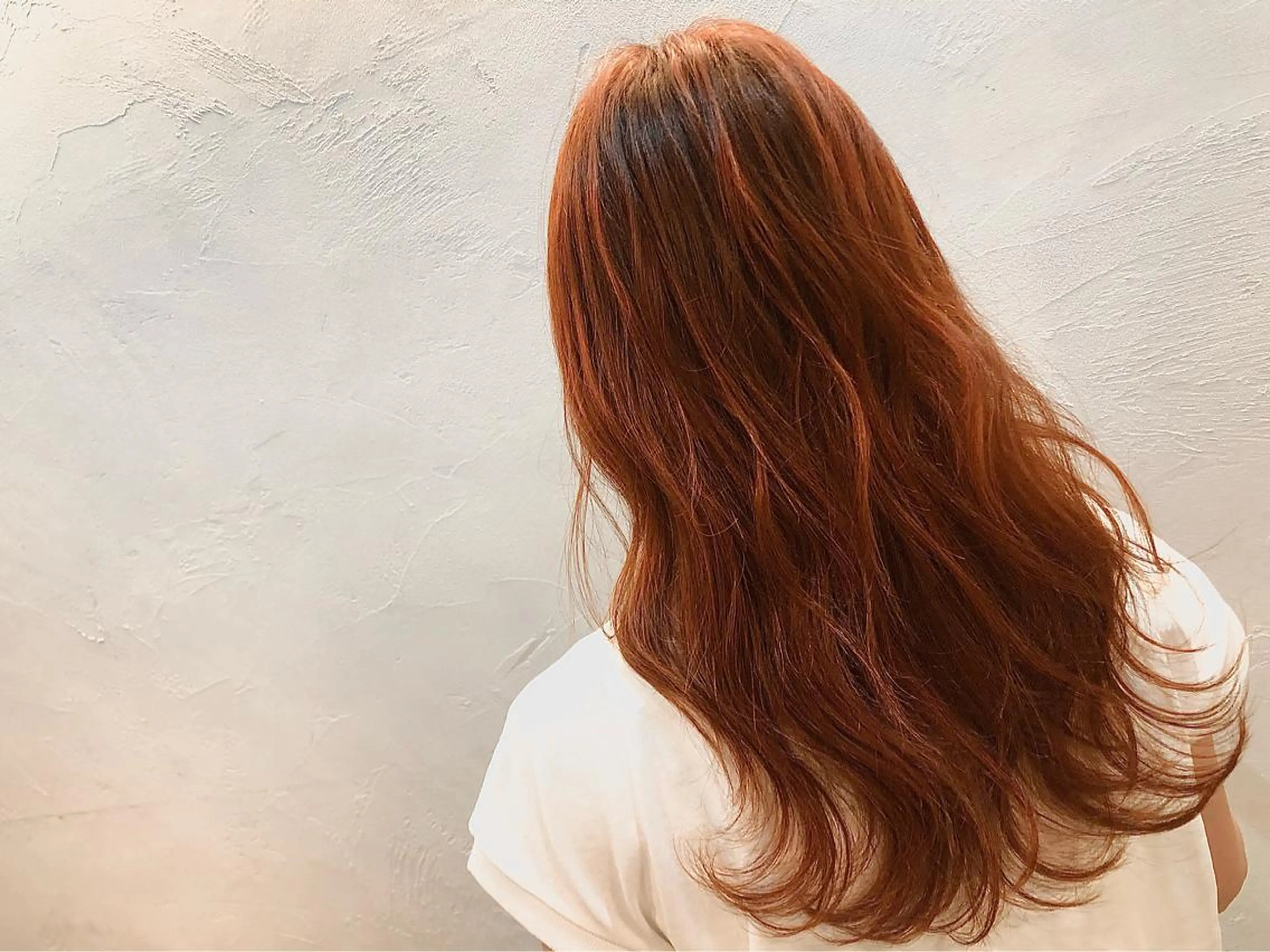 セミロング カラー ハイライトカラー イルミナカラー オレンジ ハイライト 浅沼 春樹のヘアスタイル