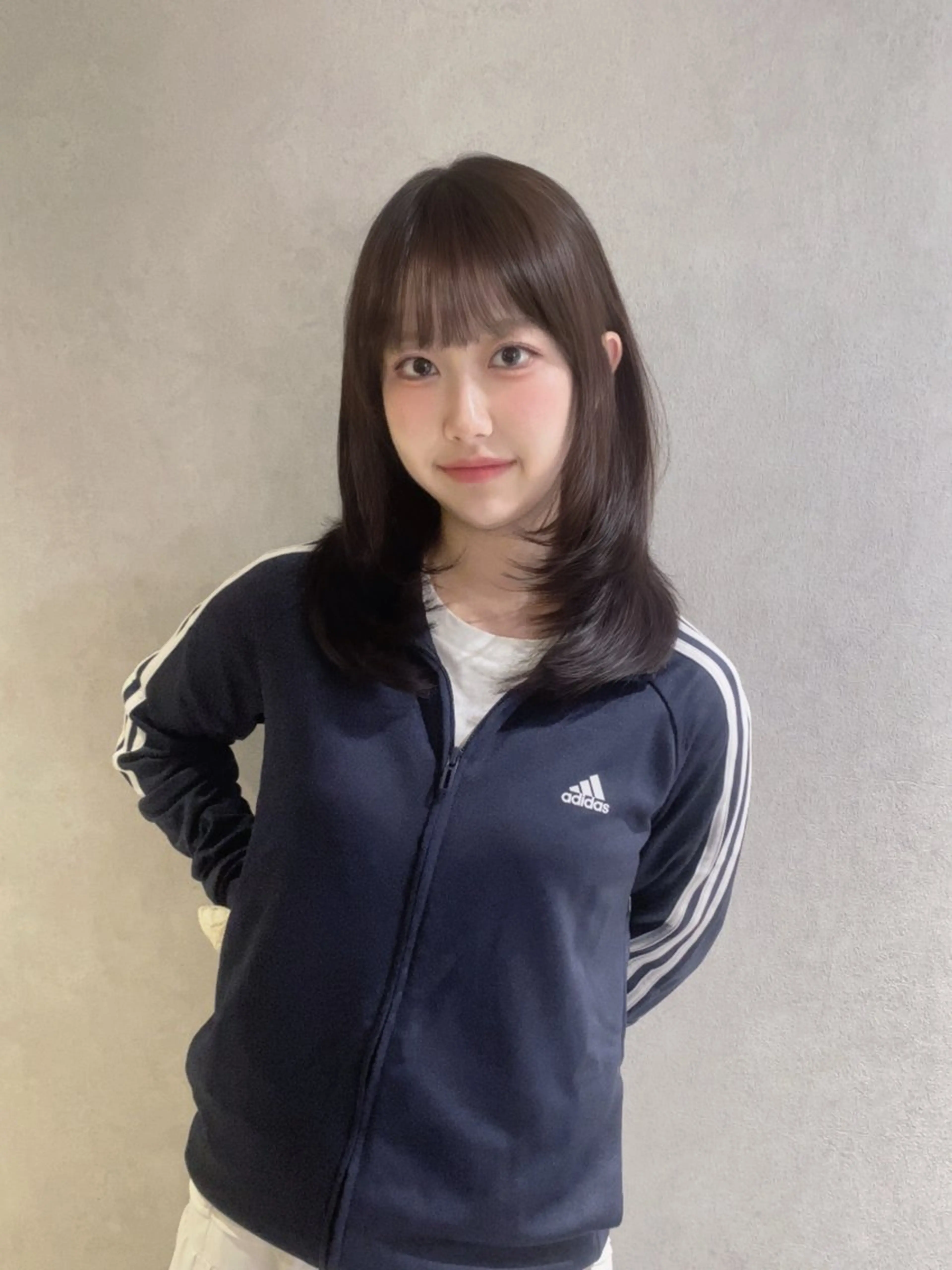 ミディアム カラー パーマ ヘアアレンジ ミディアムパーマ ブリーチ ブリーチなしカラー くびれヘア 顔まわりレイヤー 葵 韓国オタク美容師 レイヤーカットのヘアスタイル