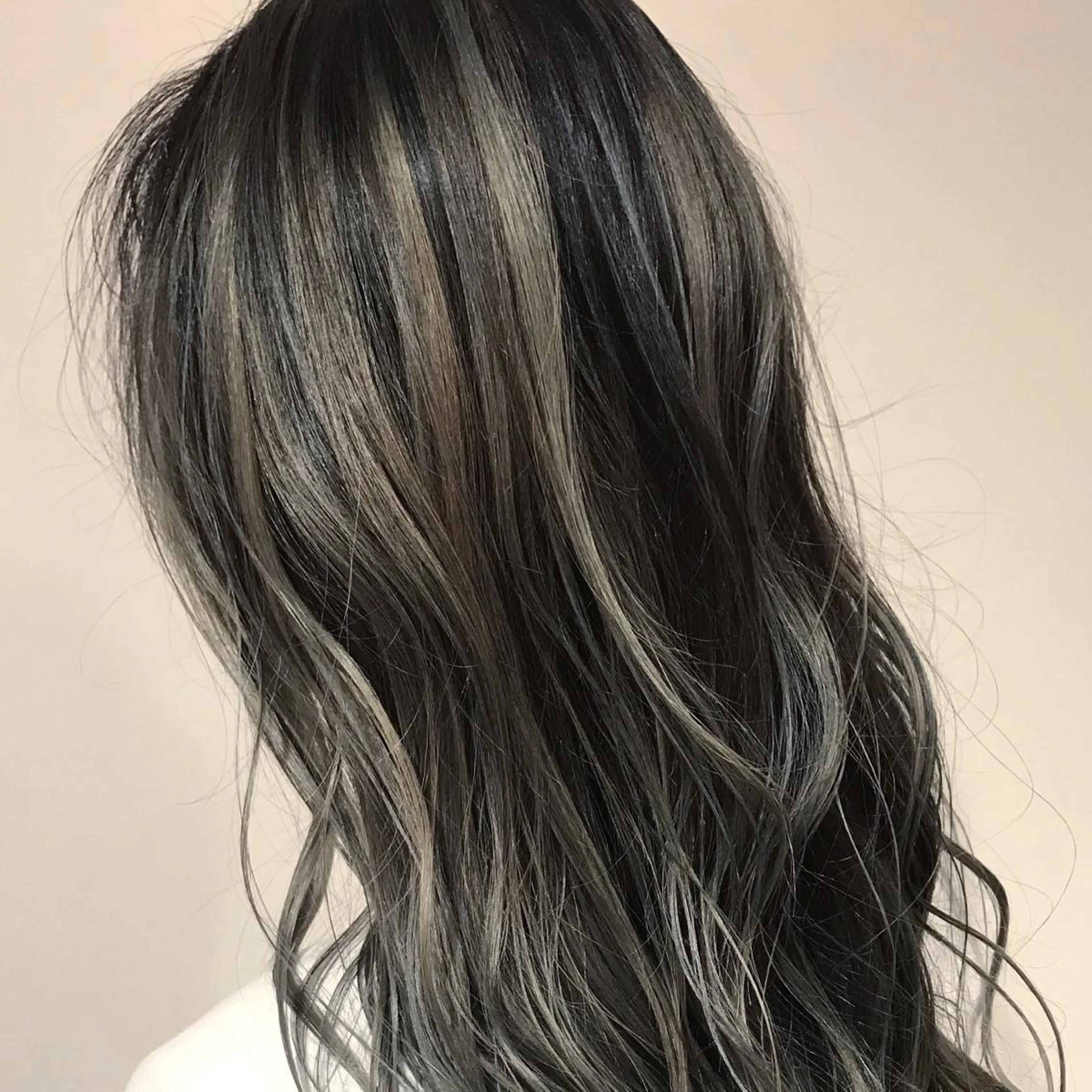 セミロング カラー アッシュ アッシュグレー アッシュグレージュ バレイヤージュ ミストバング AMI Hair supply所属・髪質改善カラー韓国風 レイヤーtudaのヘアスタイル