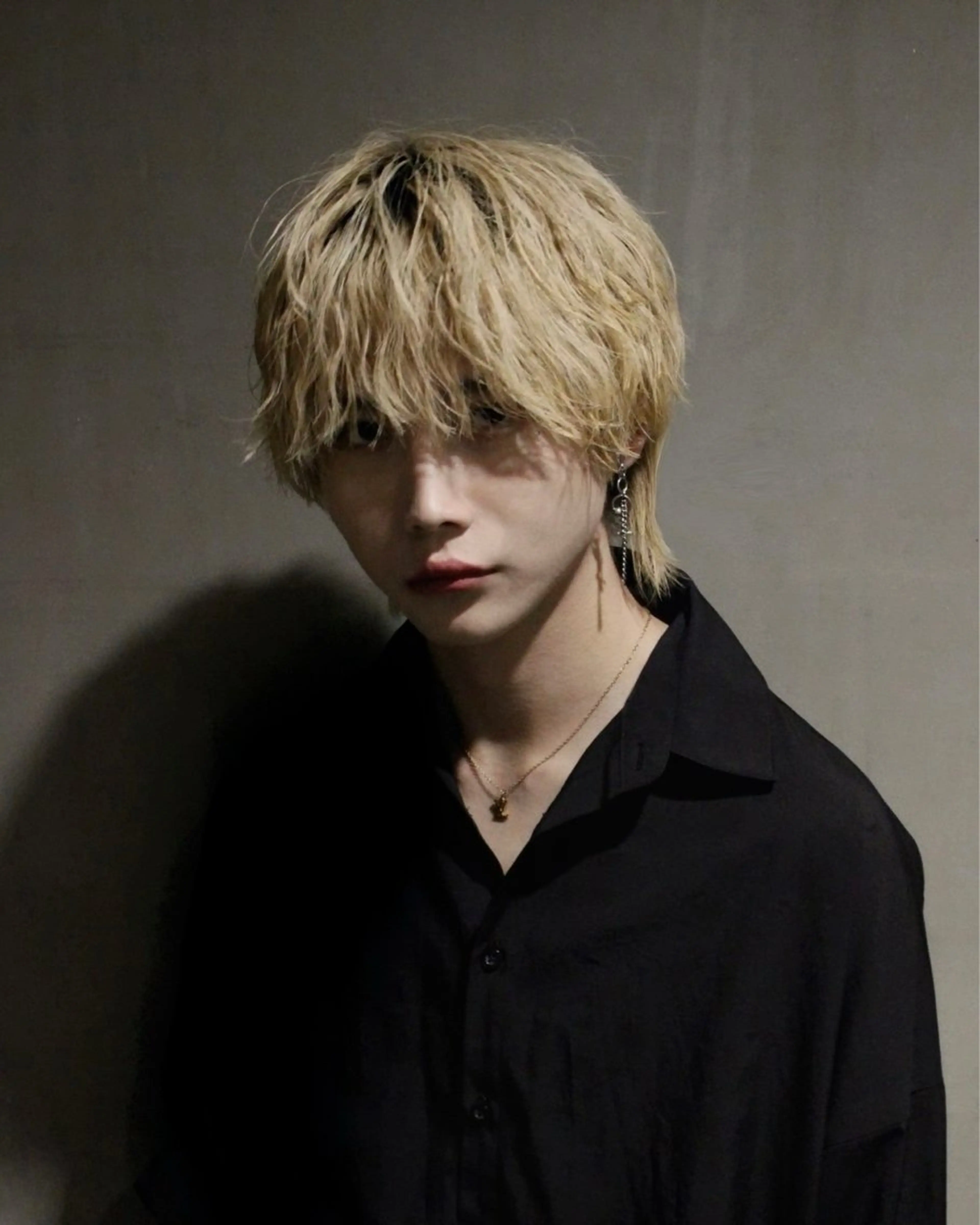 メンズ センターパート マッシュウルフ マッシュ メンズパーマ メンズツイストパーマ カット ヘアカラー パーマ ラウンドマッシュ/ フェザーショート大阪のヘアスタイル