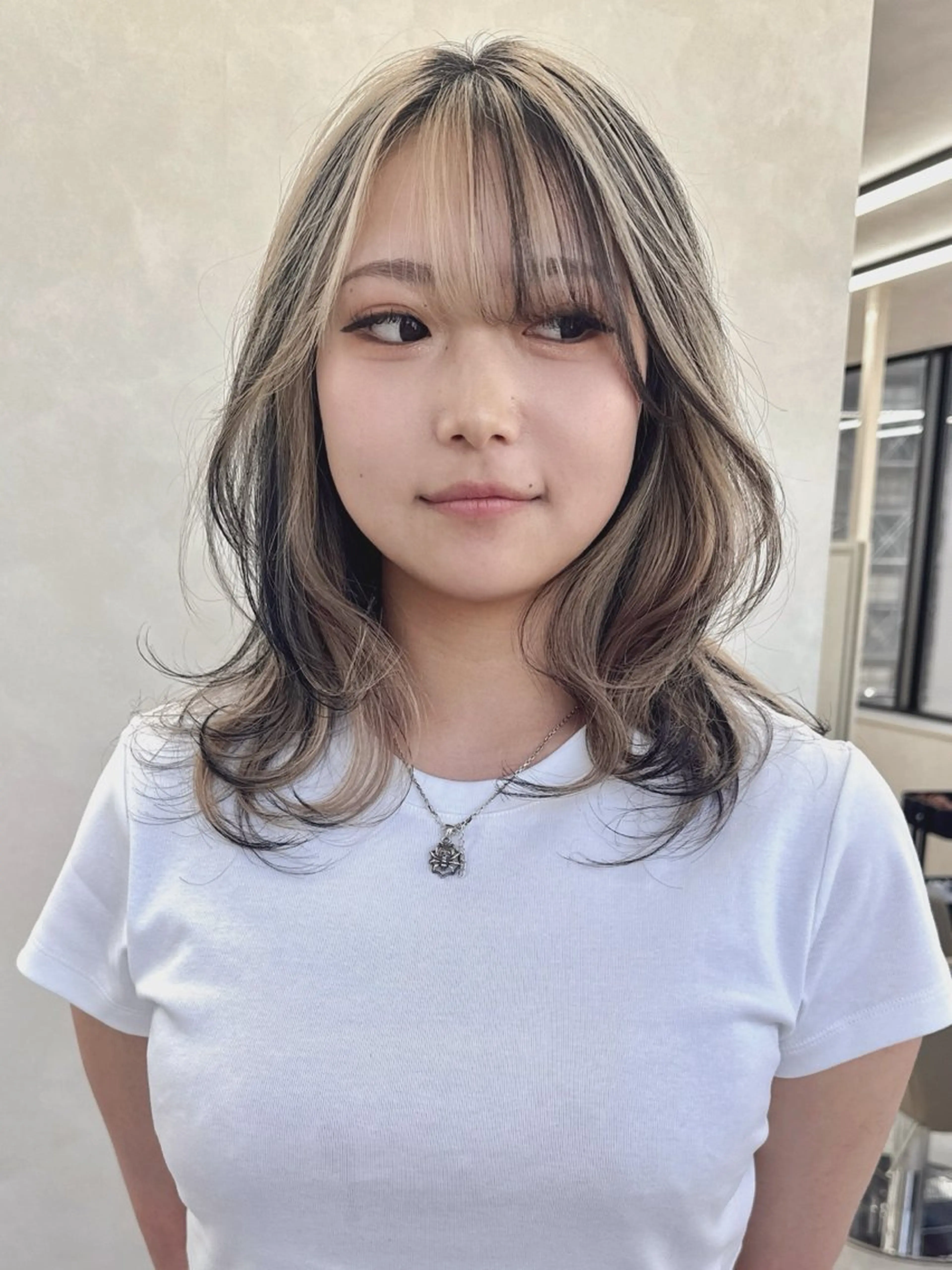 セミロング ハイトーンイヤ リングカラー清水隆央のヘアスタイル