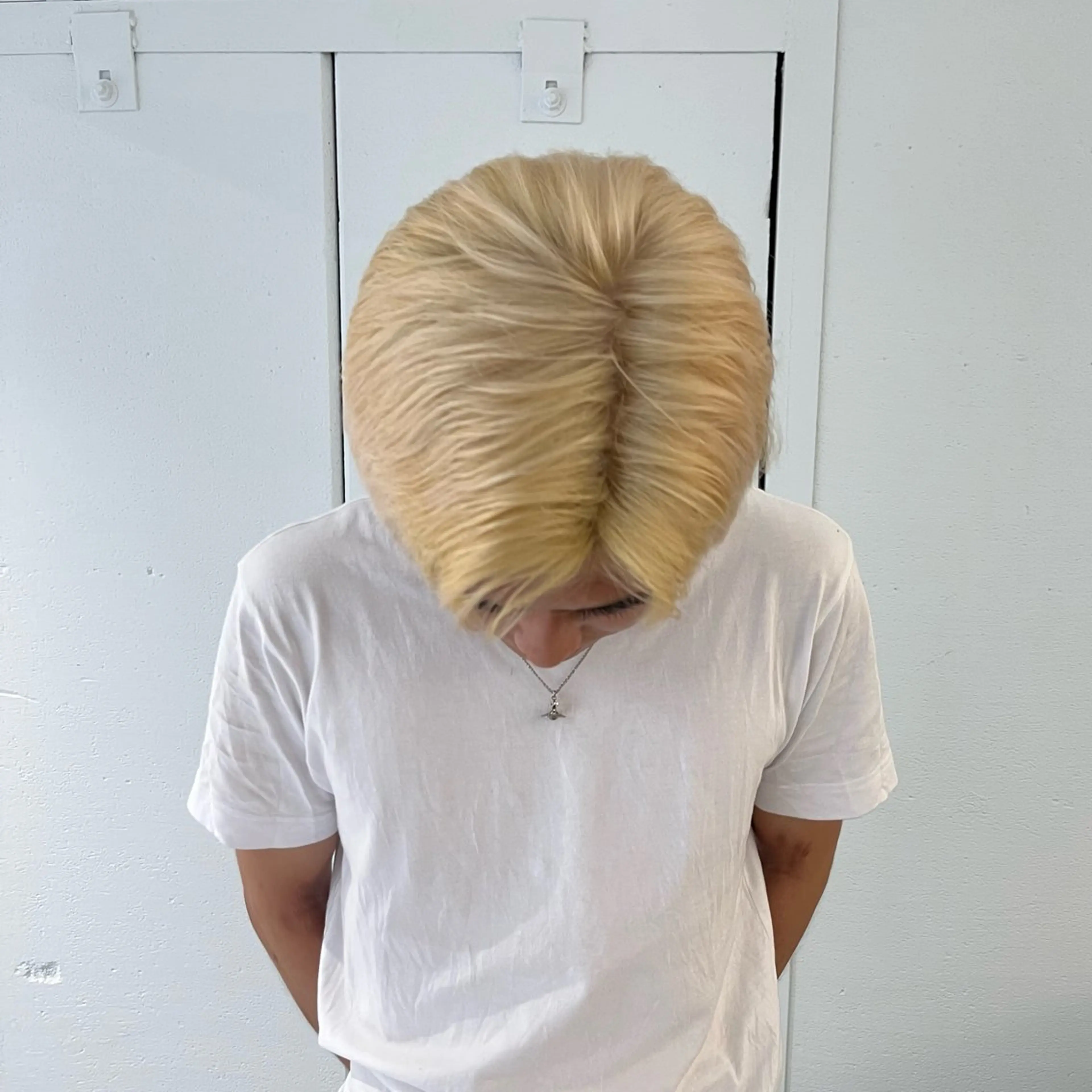 ショート カラー メンズ メンズハイトーン ブロンド ハイトーンカラー ホワイトブロンド ヘアカラー トリートメント 顔周りカット／透明感 カラー／Kurumeのヘアスタイル