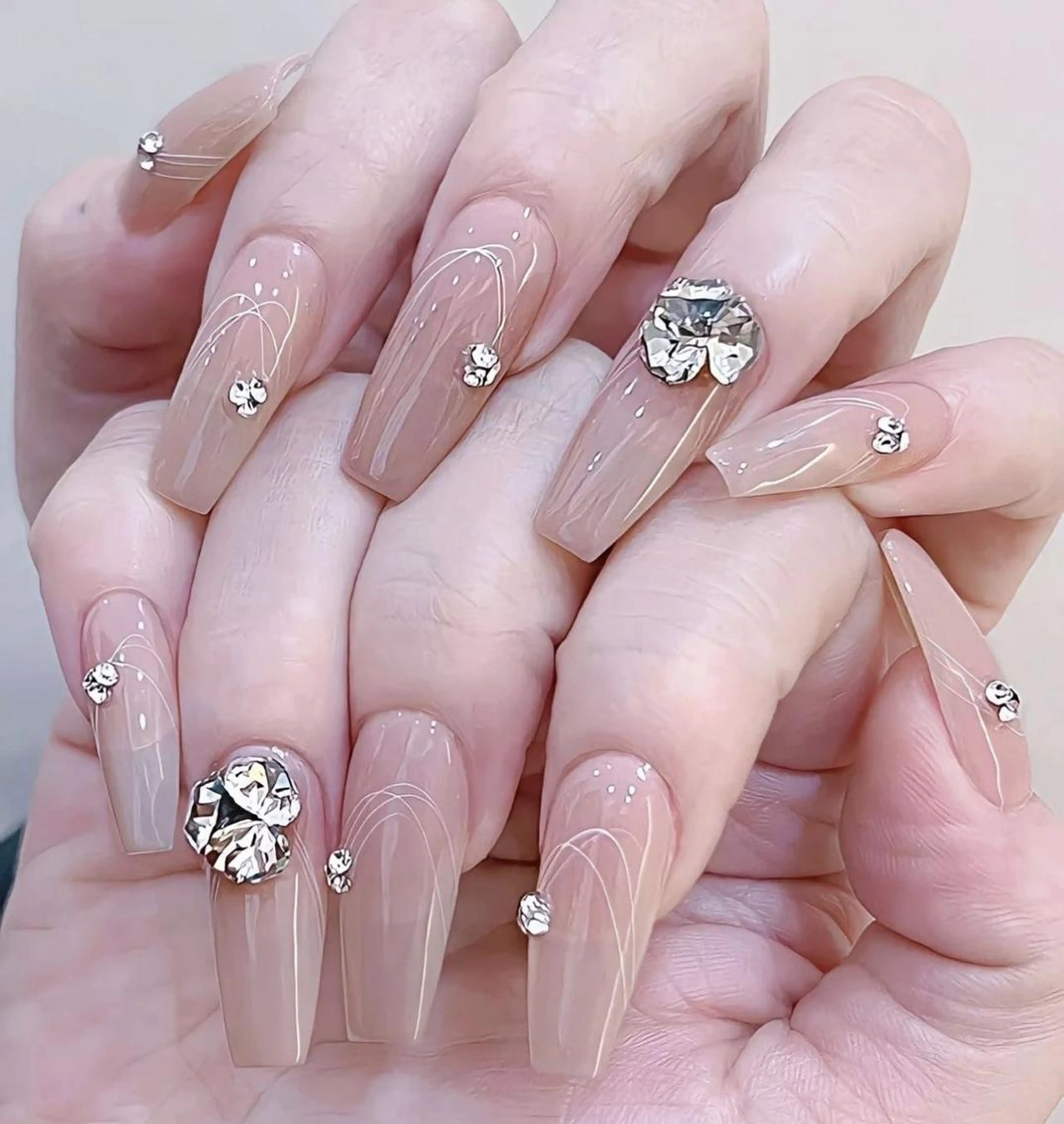 ネイル アートネイル 長さ出し ネイルチップ Queens テイのネイルデザイン