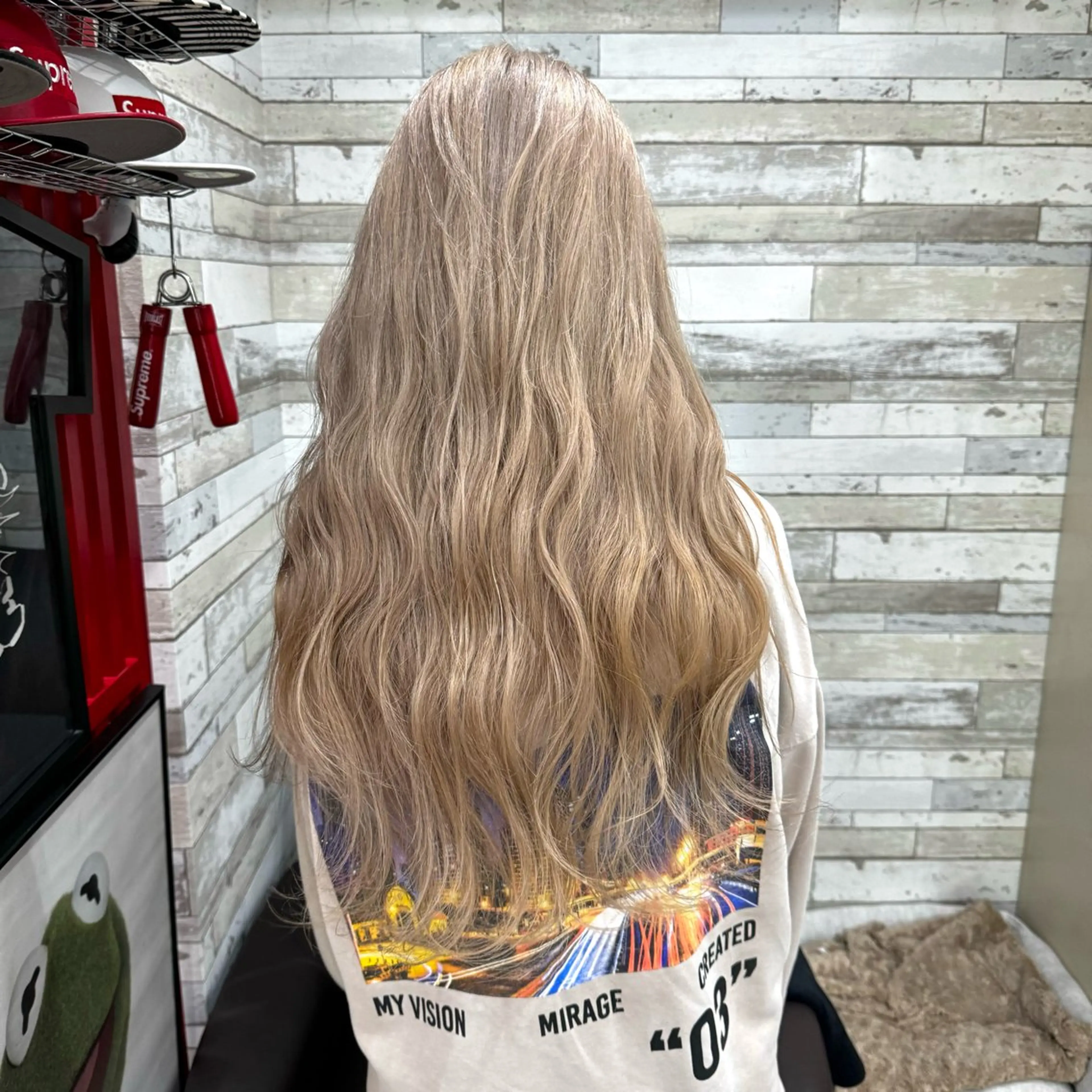 ロング カラー ベージュカラー ブリーチ ミルクティーベージュ ヘアカラー トリートメント 看板犬がお出迎え◎ 初めてでも安心◎のヘアスタイル