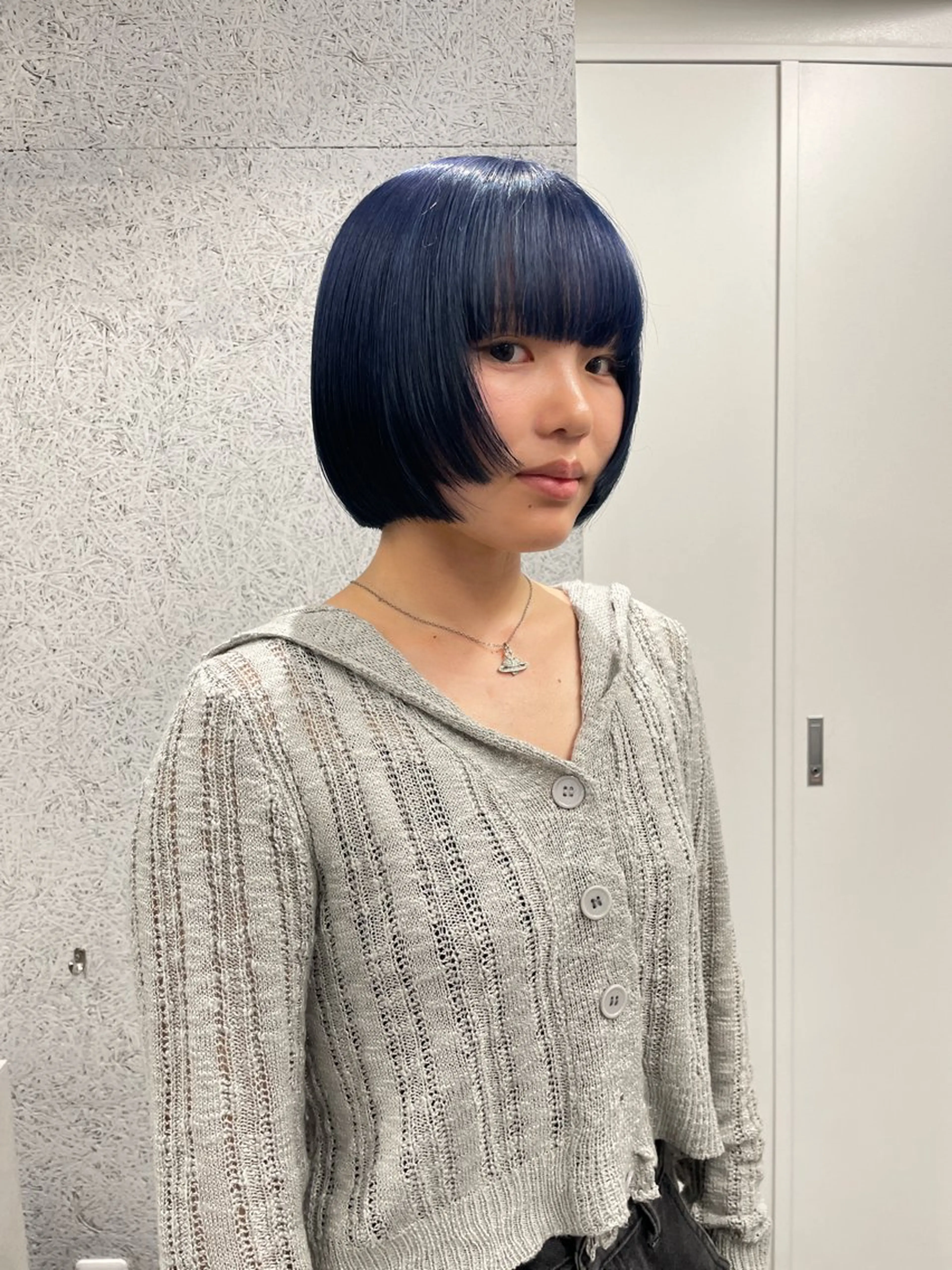ショート カラー 切りっぱなしボブ レイヤー/縮毛矯正のヘアスタイル