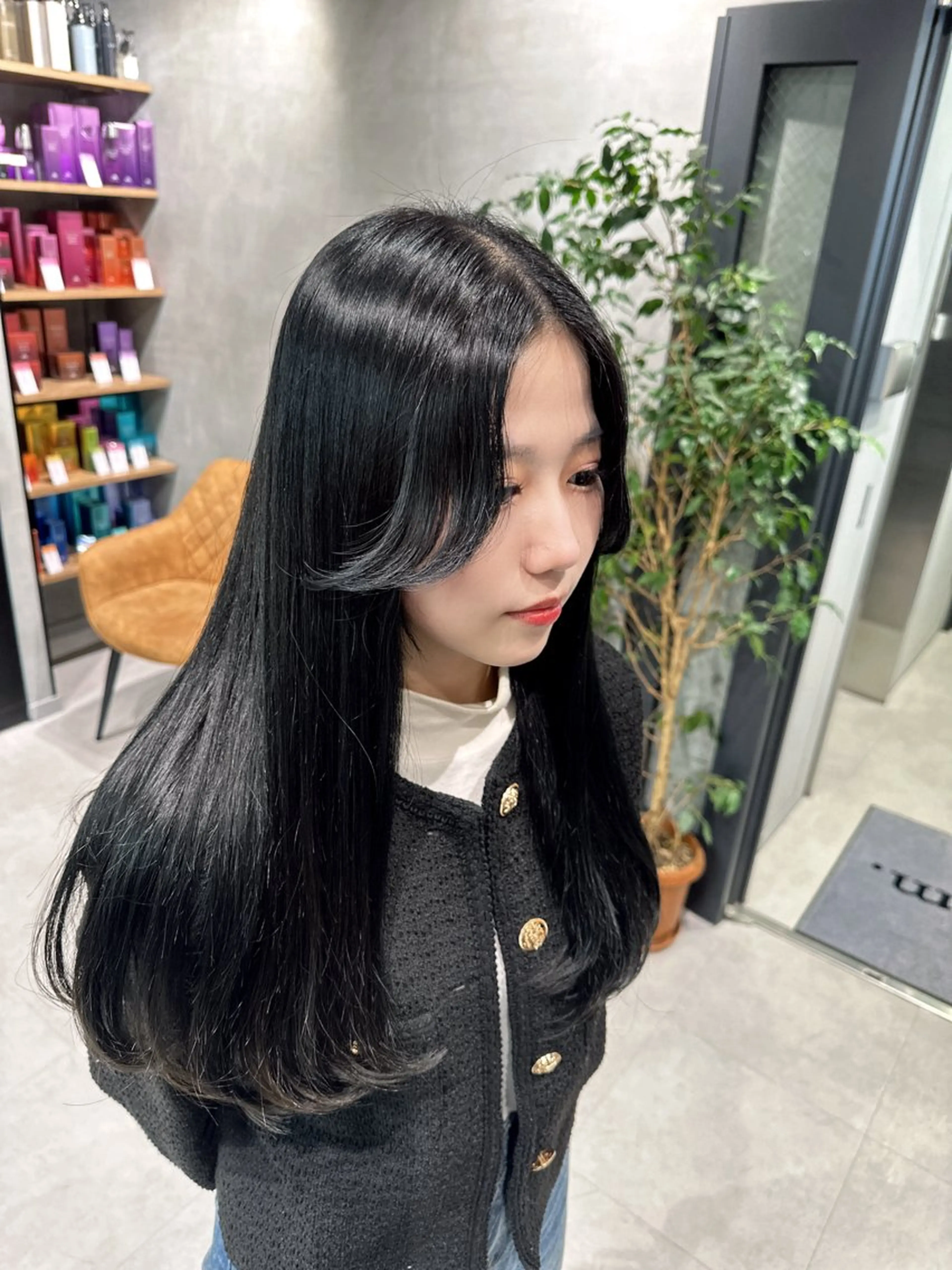 ロング カラー 黒髪 ブルーカラー ブルーブラック 韓国風ヘア レイヤーカット 銀座レイヤーカット ×シースルー前髪のヘアスタイル