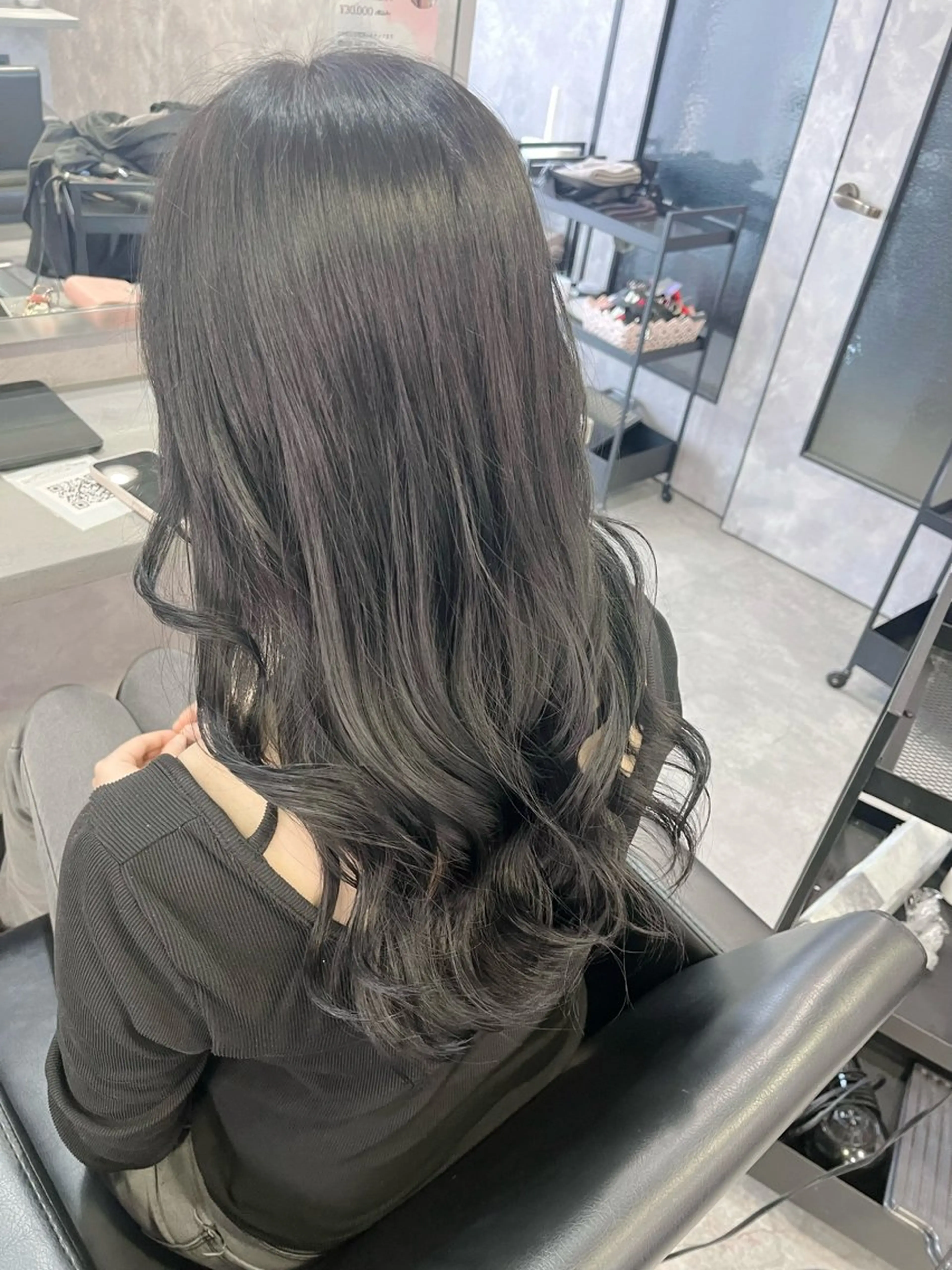 ロング カラー 黒髪 ラベンダーカラー ヘアカラー 伊藤 由妃乃のヘアスタイル