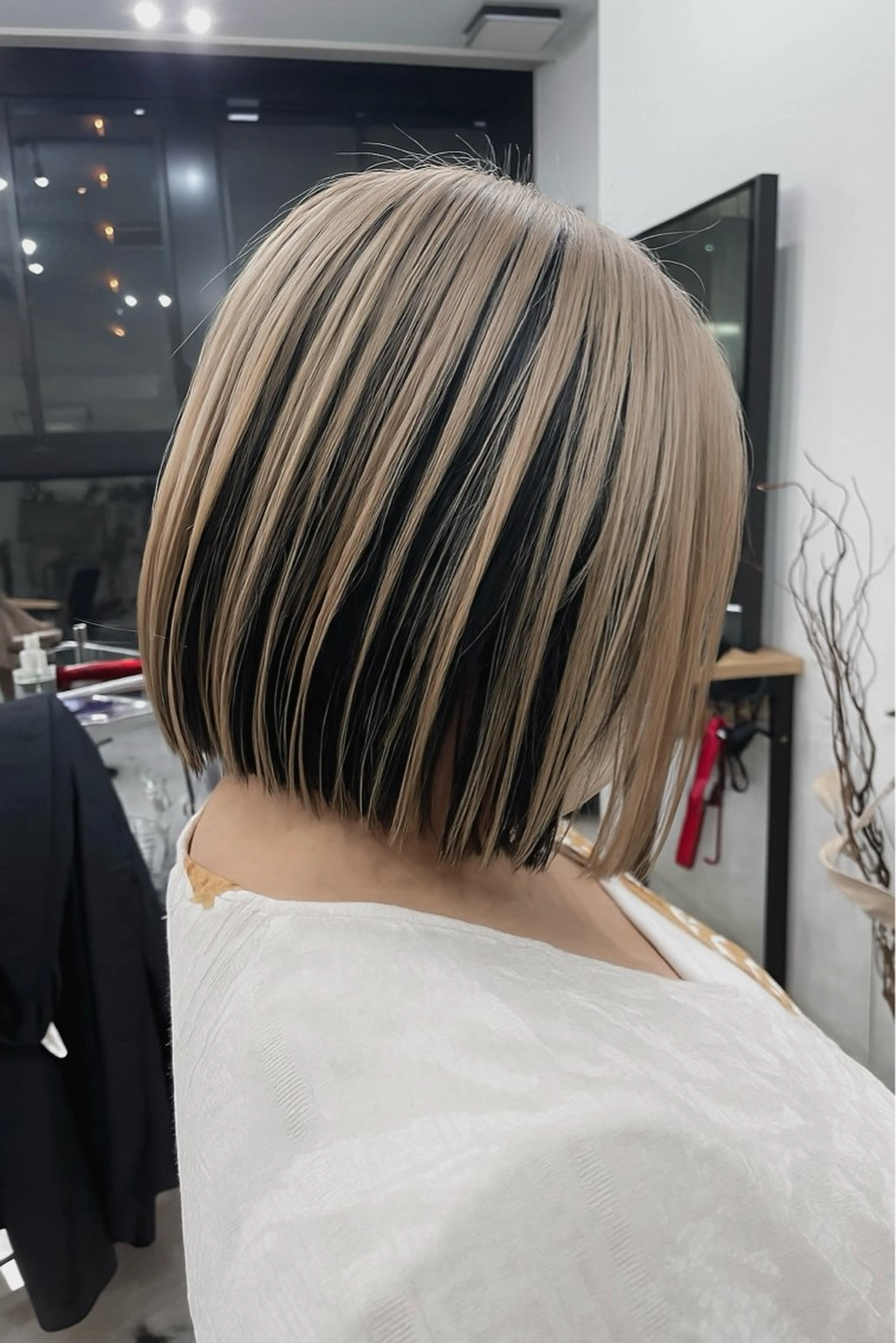 ショート カラー Mina/岡山/矯正 ブリーチ/レイヤーのヘアスタイル