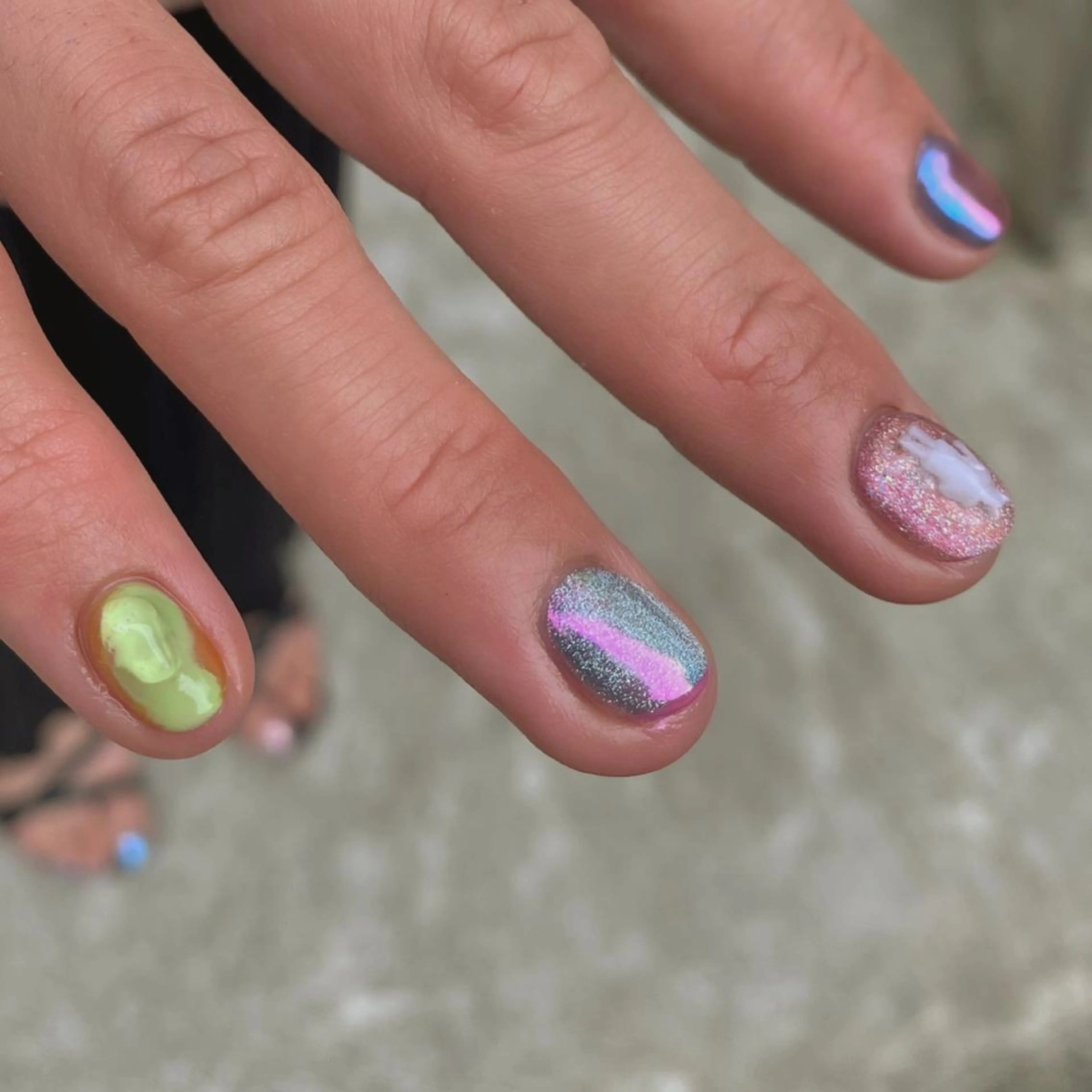 ネイル オーロラネイル グリーン マグネットネイル ピンク 🌼大西洋子 laughl🌼のネイルデザイン