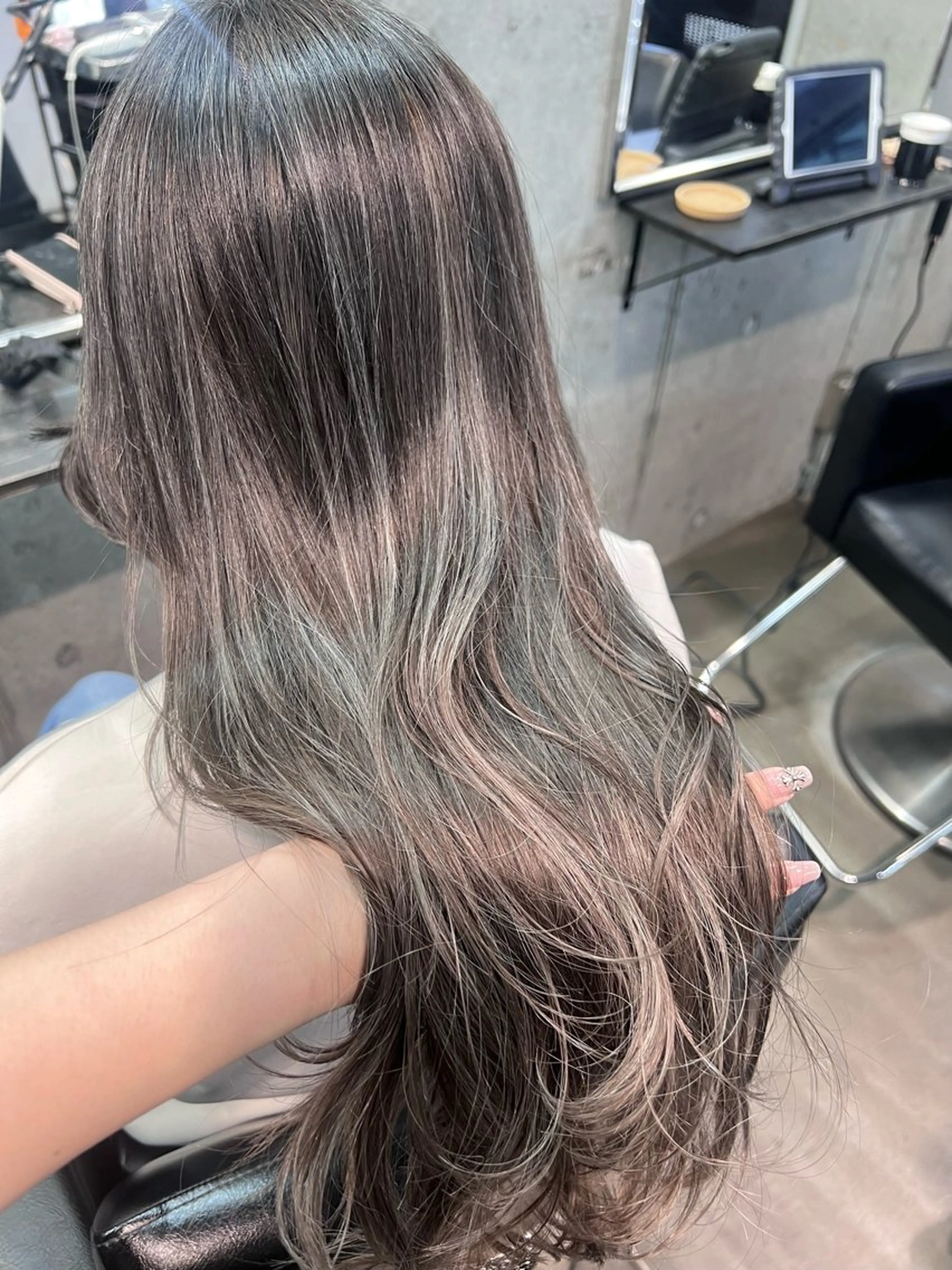 ロング カラー ブリーチ ケアブリーチ ダークグレー ハイライトカラー ハイライト カット ヘアカラー トリートメント 透明感カラー ✨ 韓国艶髪💗菅原のヘアスタイル