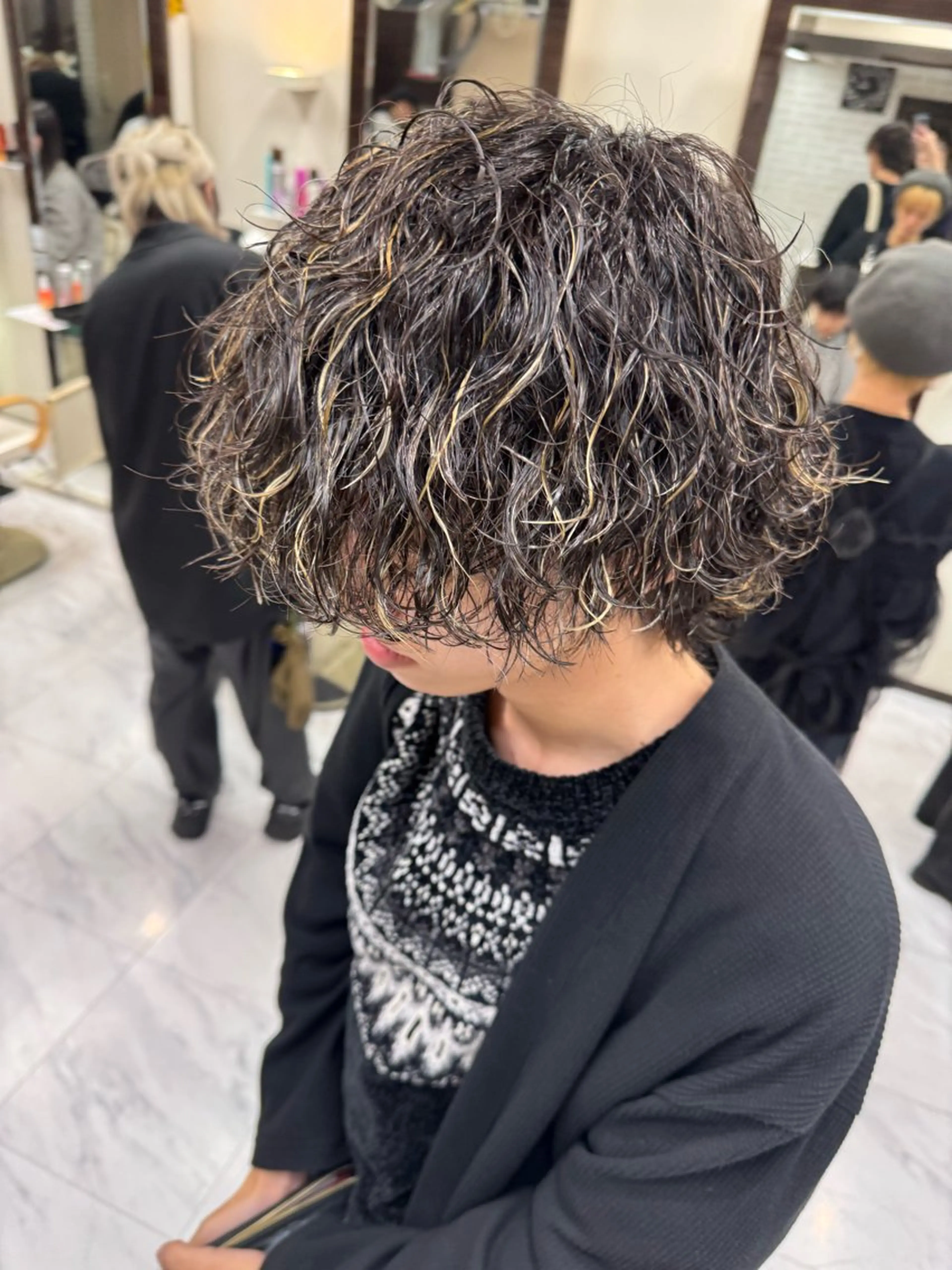 ショート カラー パーマ ヘアアレンジ メンズ メンズブリーチ センターパート メンズハイライト メンズハイトーン メンズインナーカラー カット パーマ トリートメント 目黒 碧人のヘアスタイル