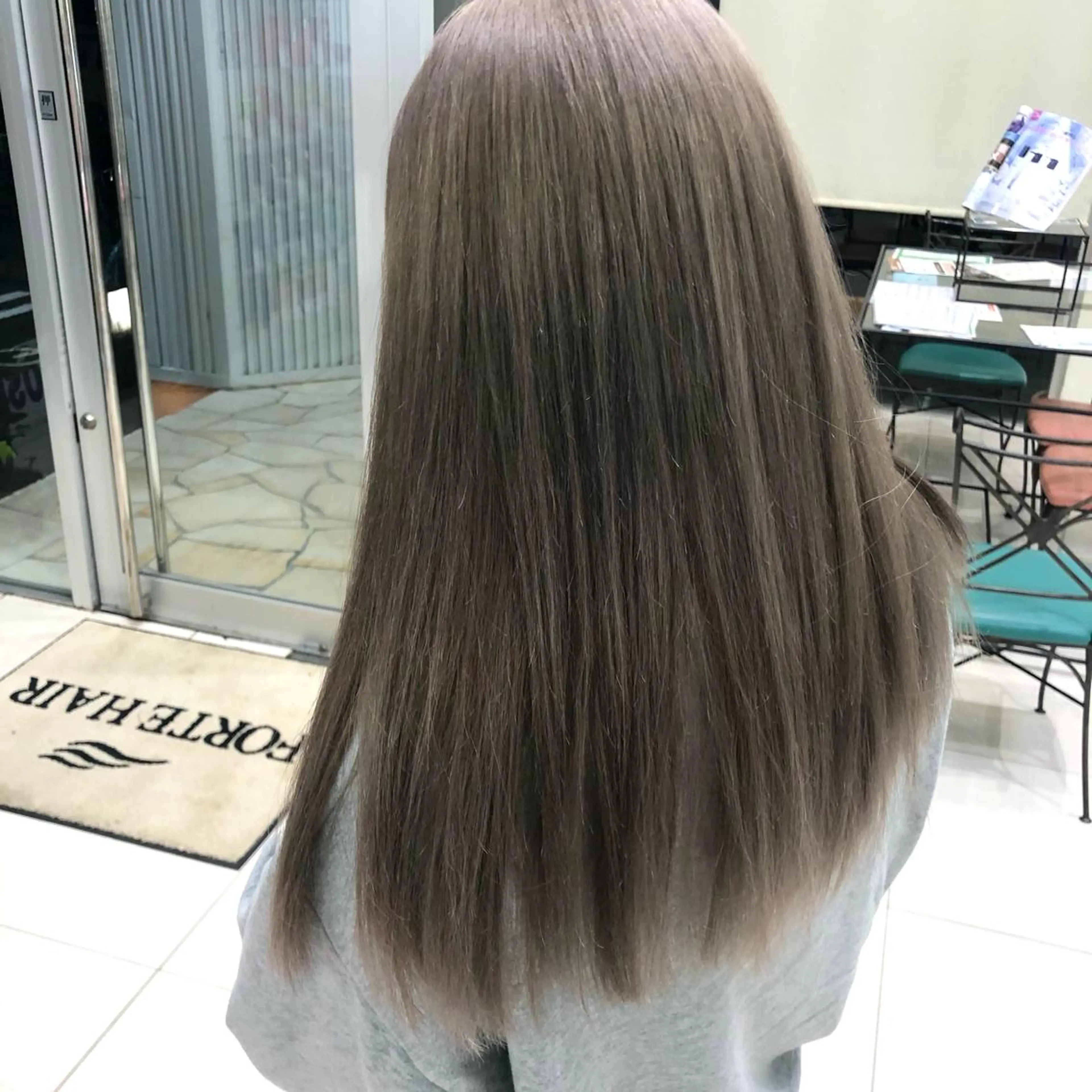 ロング ヘアカラー トリートメント 岩戸優奈 束感まつげ ピンク/ベージュのヘアスタイル