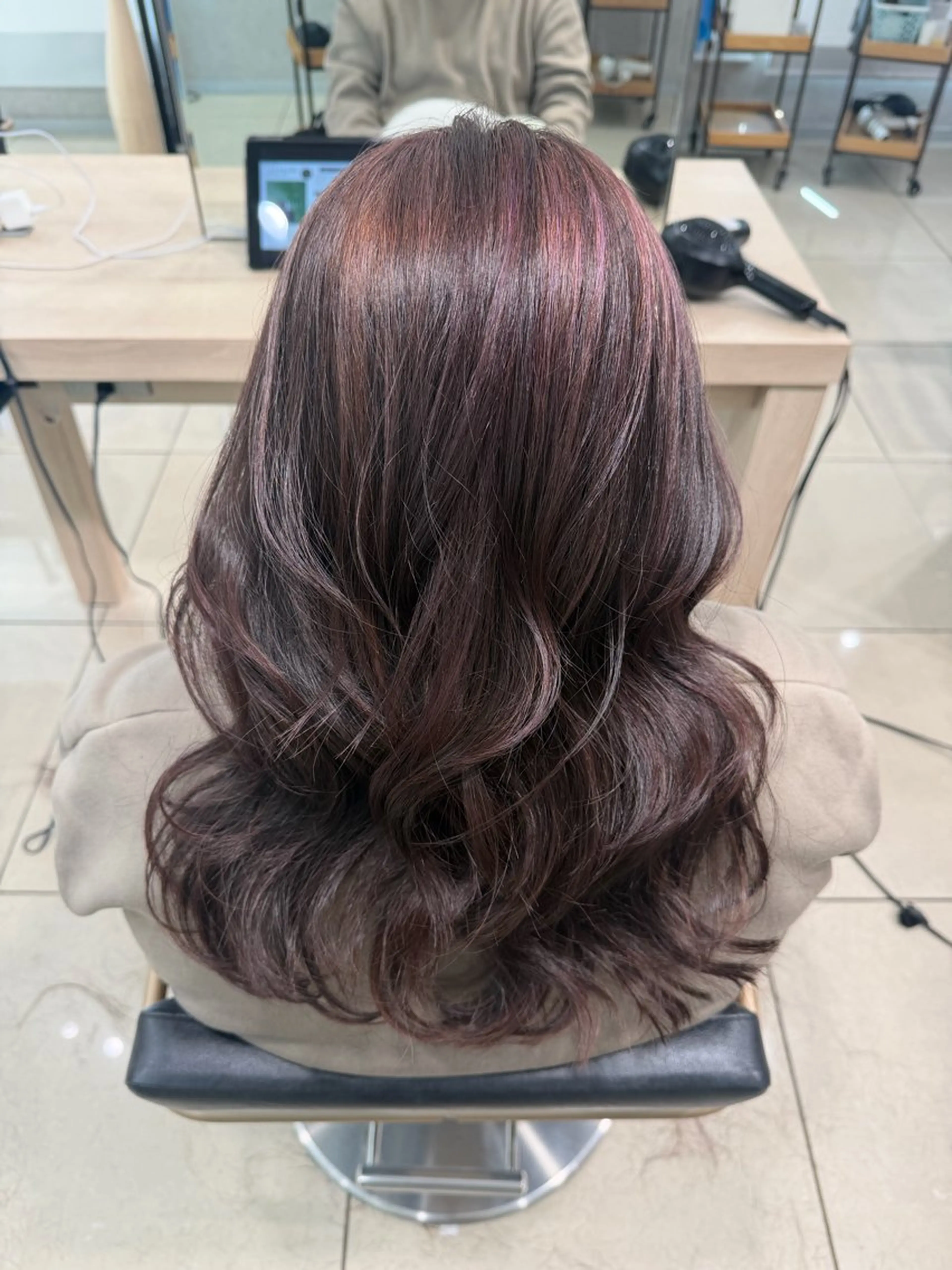 ロング カラー デザインカラー ハイライトカラー パープルカラー ハイライト レイヤーカット 巖本 真希のヘアスタイル